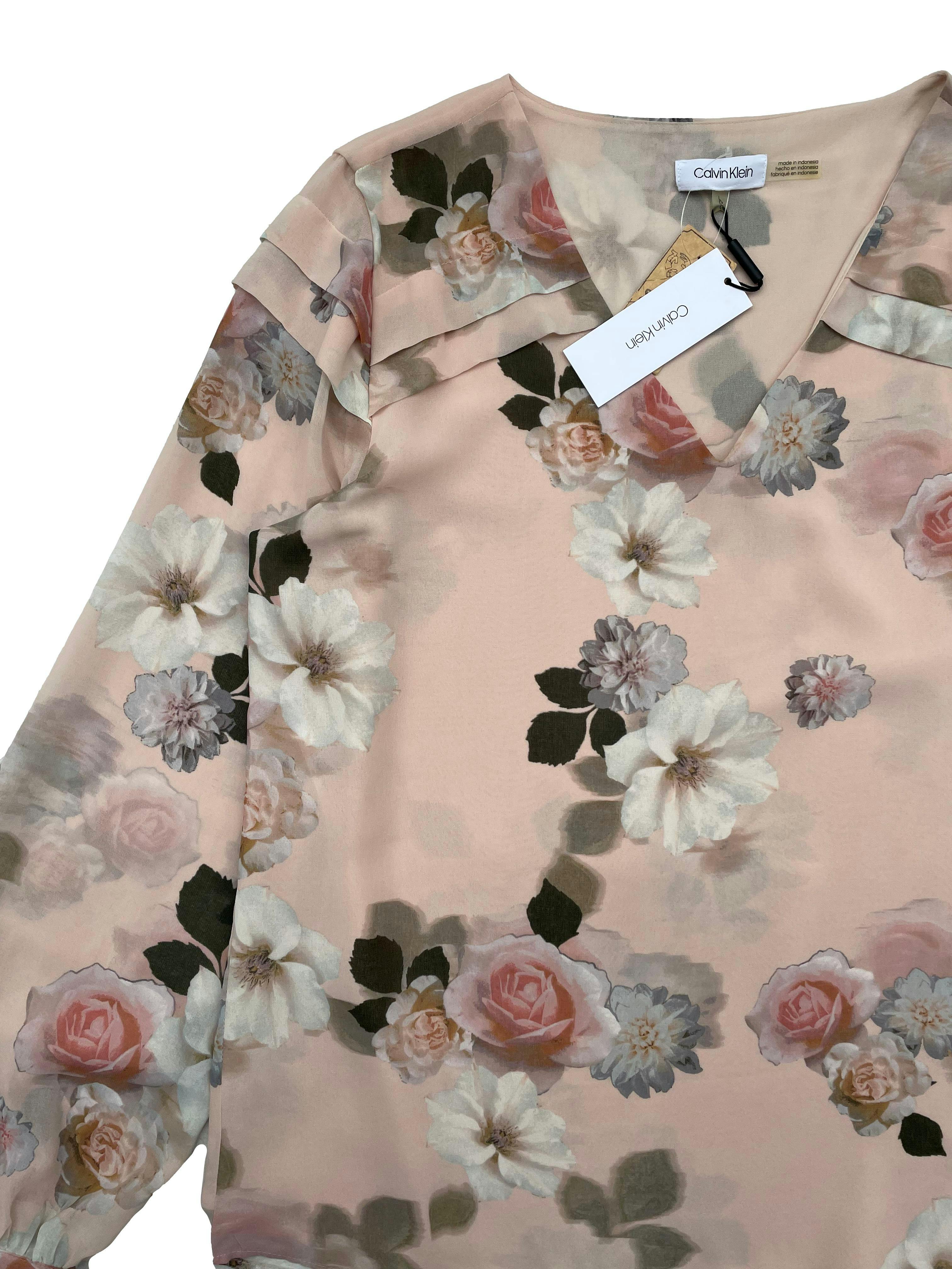 Blusa Calvin Klein de gasa rosa pastel con flores, es forrada en cuerpo, manga largas con botones en puños. Busto: 112cm. Largo: 65cm. Nueva con etiqueta, precio original $80.