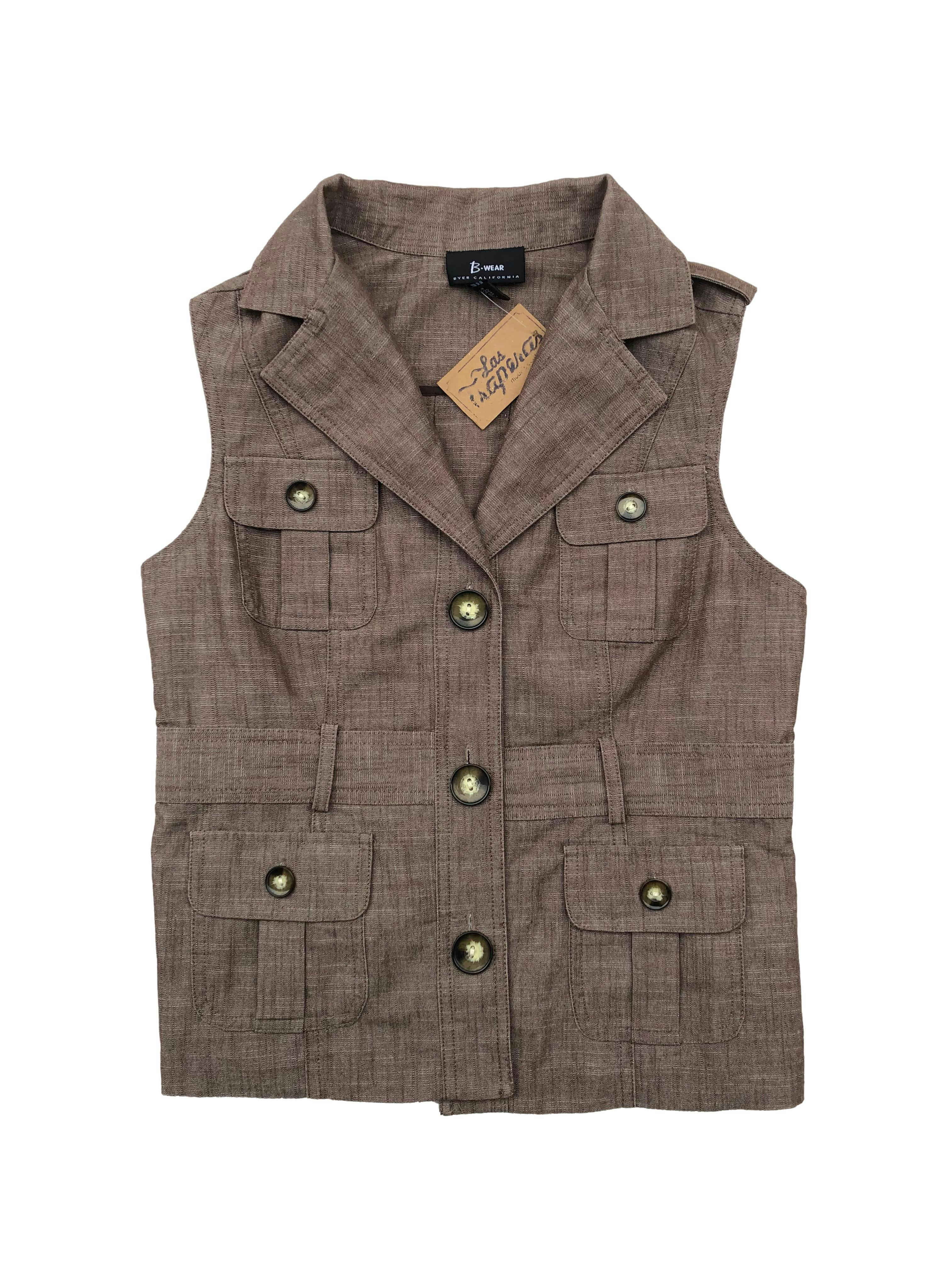 Chaleco marrón de textura tipo lino con bolsillos y botones delanteros. Busto 90cm Largo 52cm