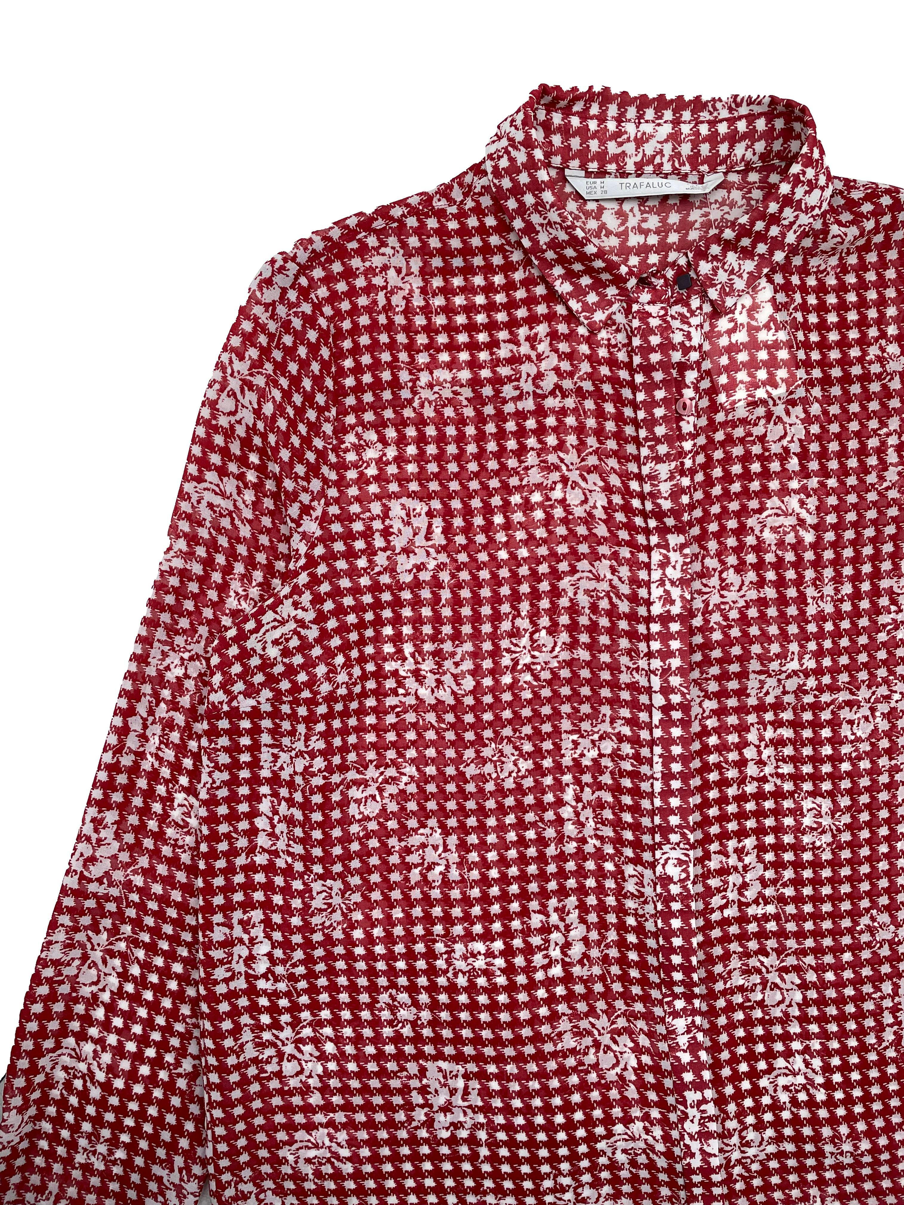 Blusa Zara de gasa con estampado en blanco y rojo, puños blancos y cuello con botones negros. Busto 104cm, Largo 60cm.