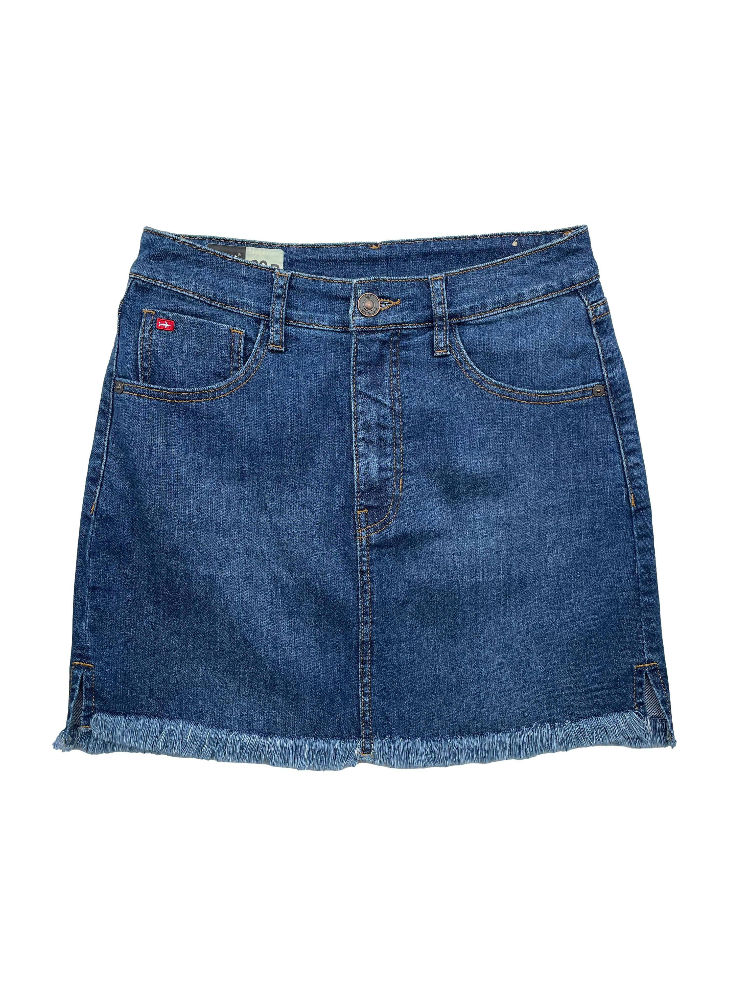 Falda Kids made here de jean ligeramente stretch, con 5 bolsillos, basta desflecada y aberturas laterales. Cintura 68cm, Largo 40cm.