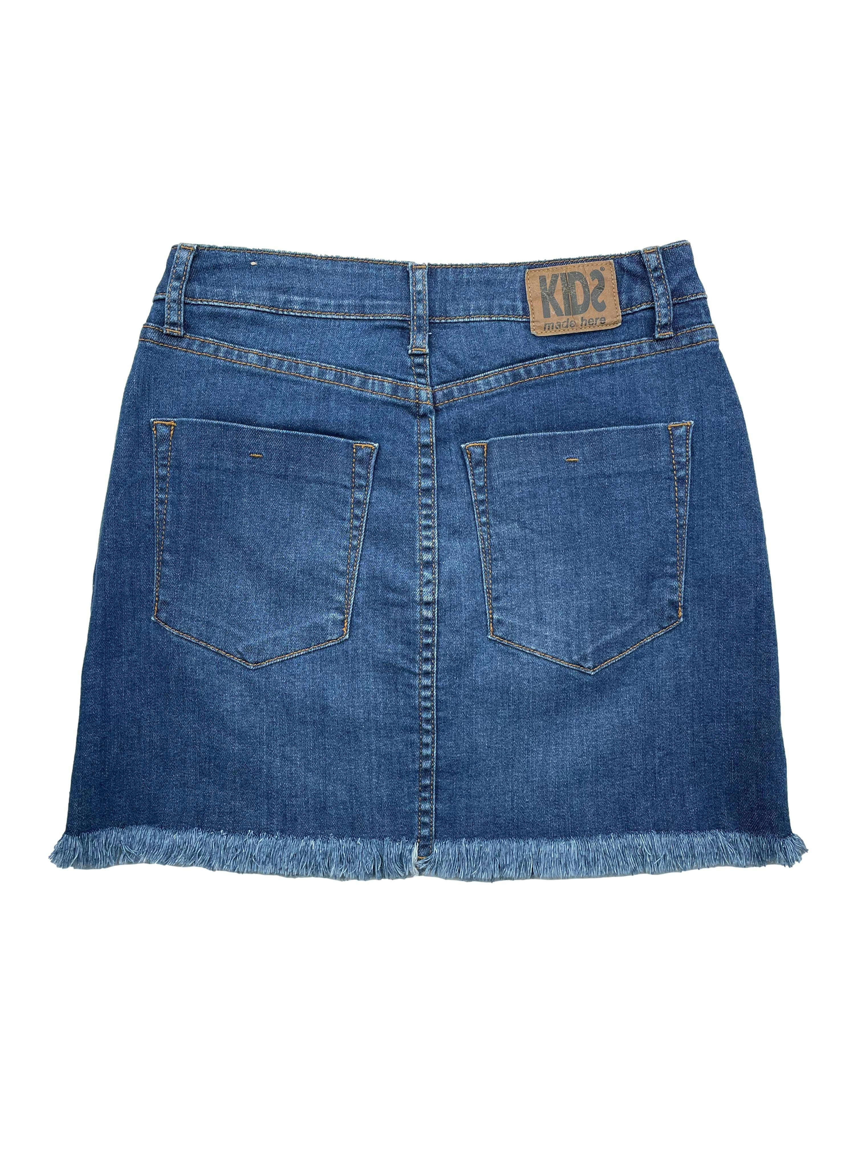 Falda Kids made here de jean ligeramente stretch, con 5 bolsillos, basta desflecada y aberturas laterales. Cintura 68cm, Largo 40cm.