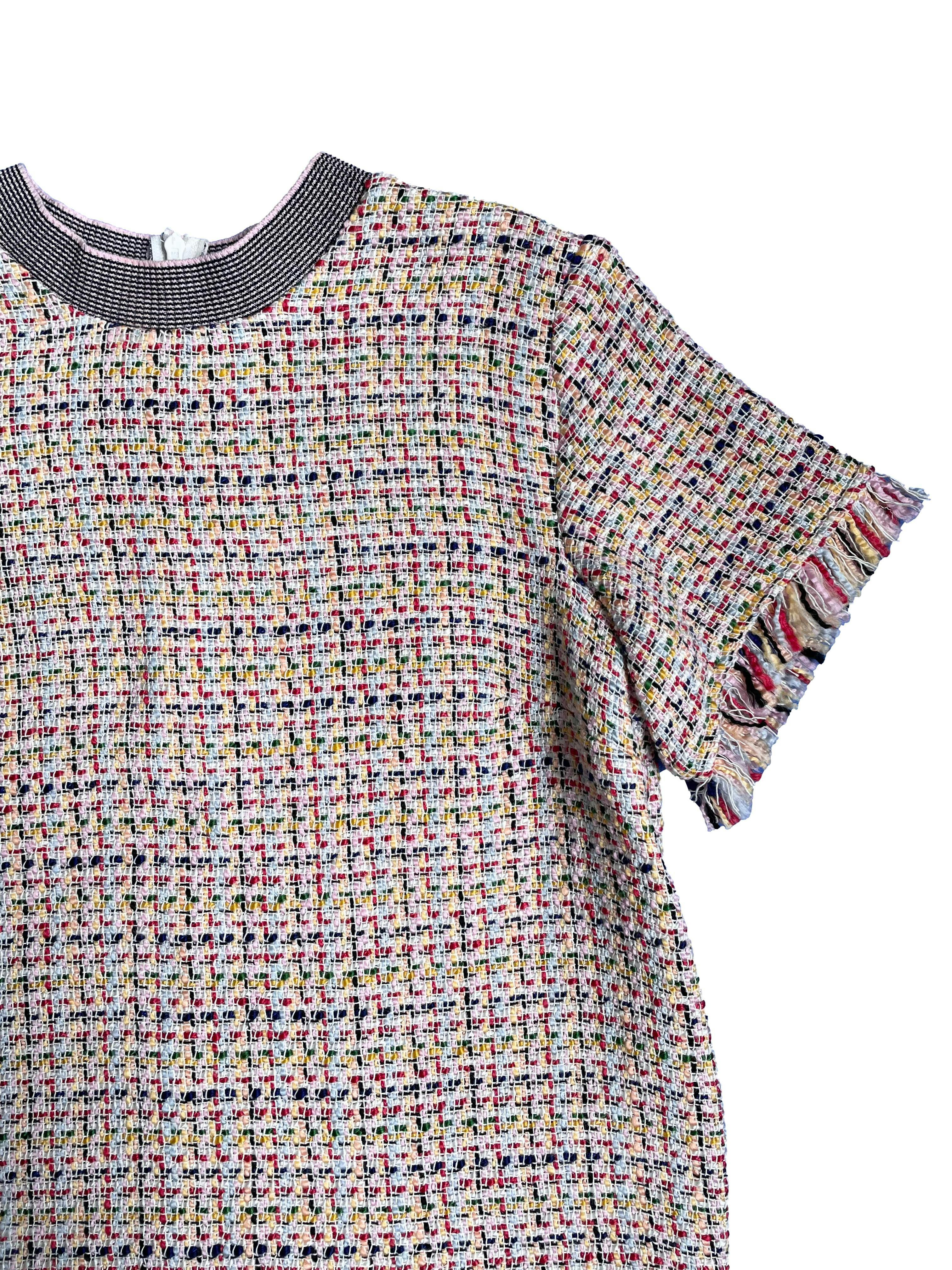 Blusa Zara de tweed multicolor con cierre en espalda, flecos en mangas y basta. Busto 100cm Largo 55cm