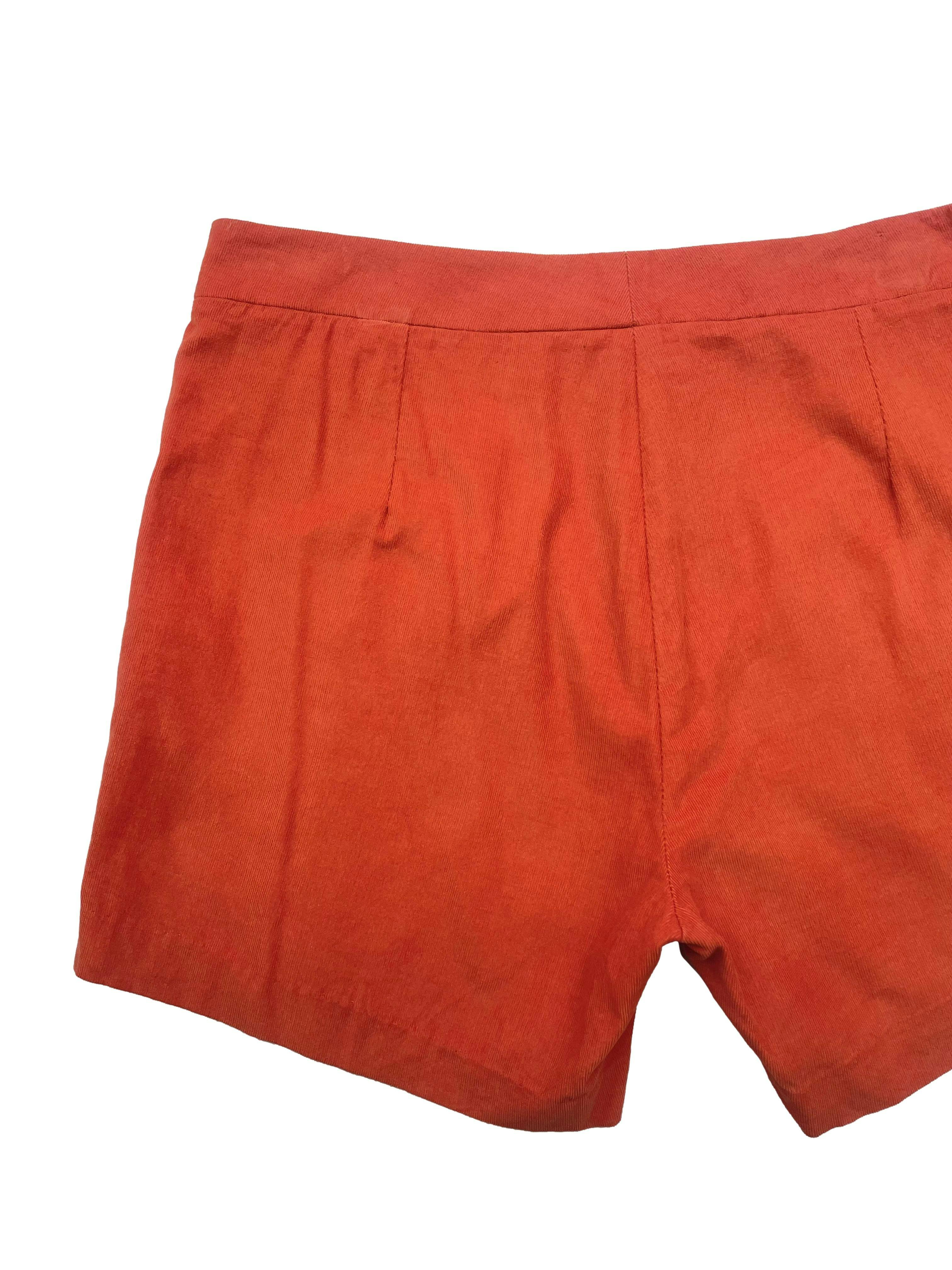 Short naranja Essentiel de corduroy delgado con aberturas laterales, cierre y corchete.  Cintura 78cm, Largo 33cm.