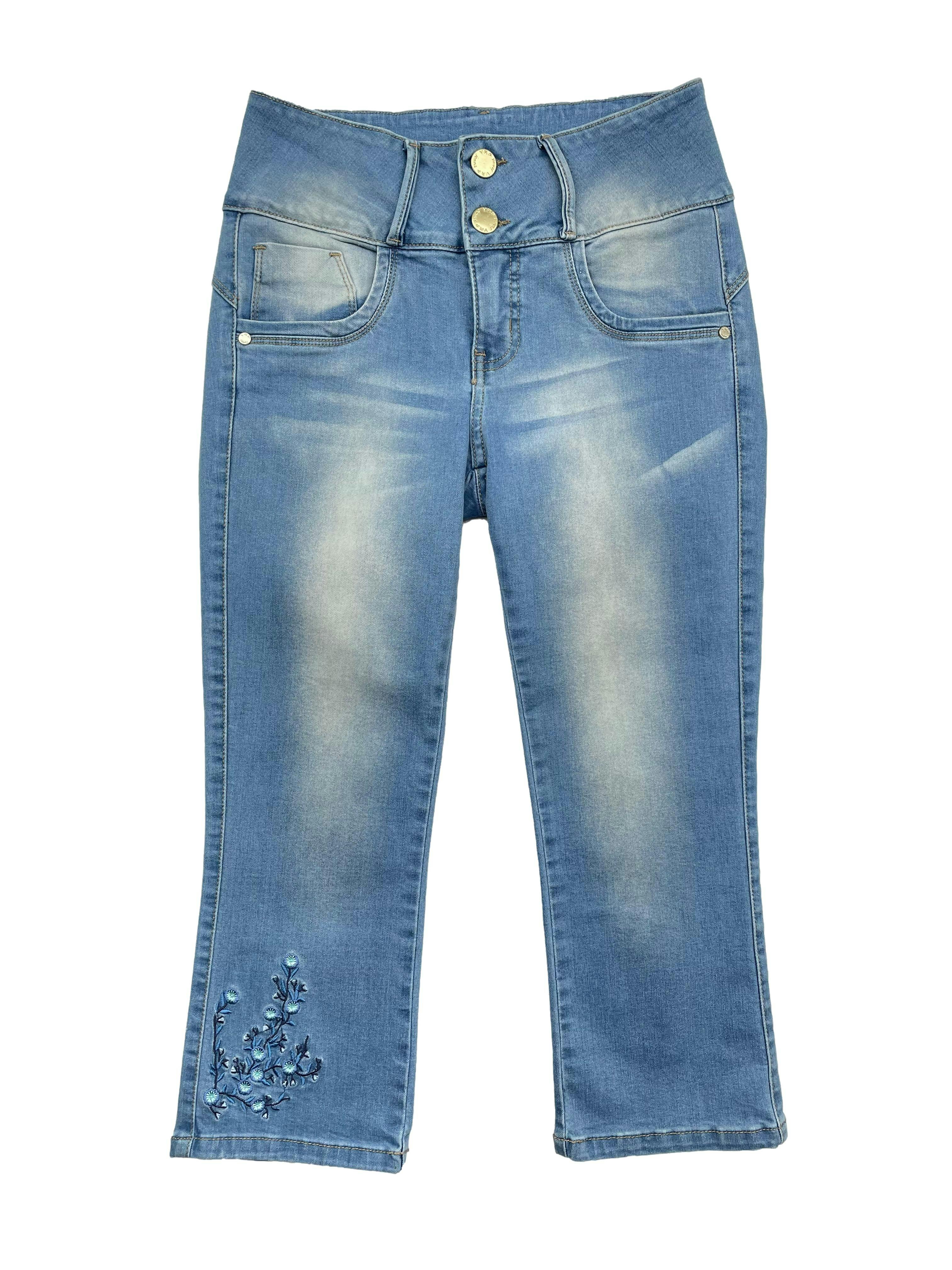 Jeans capri efecto lavado, tela stretch, pretina ancha, bolsillos, pinzas posteriores y bordado floral. Cintura 64cm sin estirar, Largo 75cm.