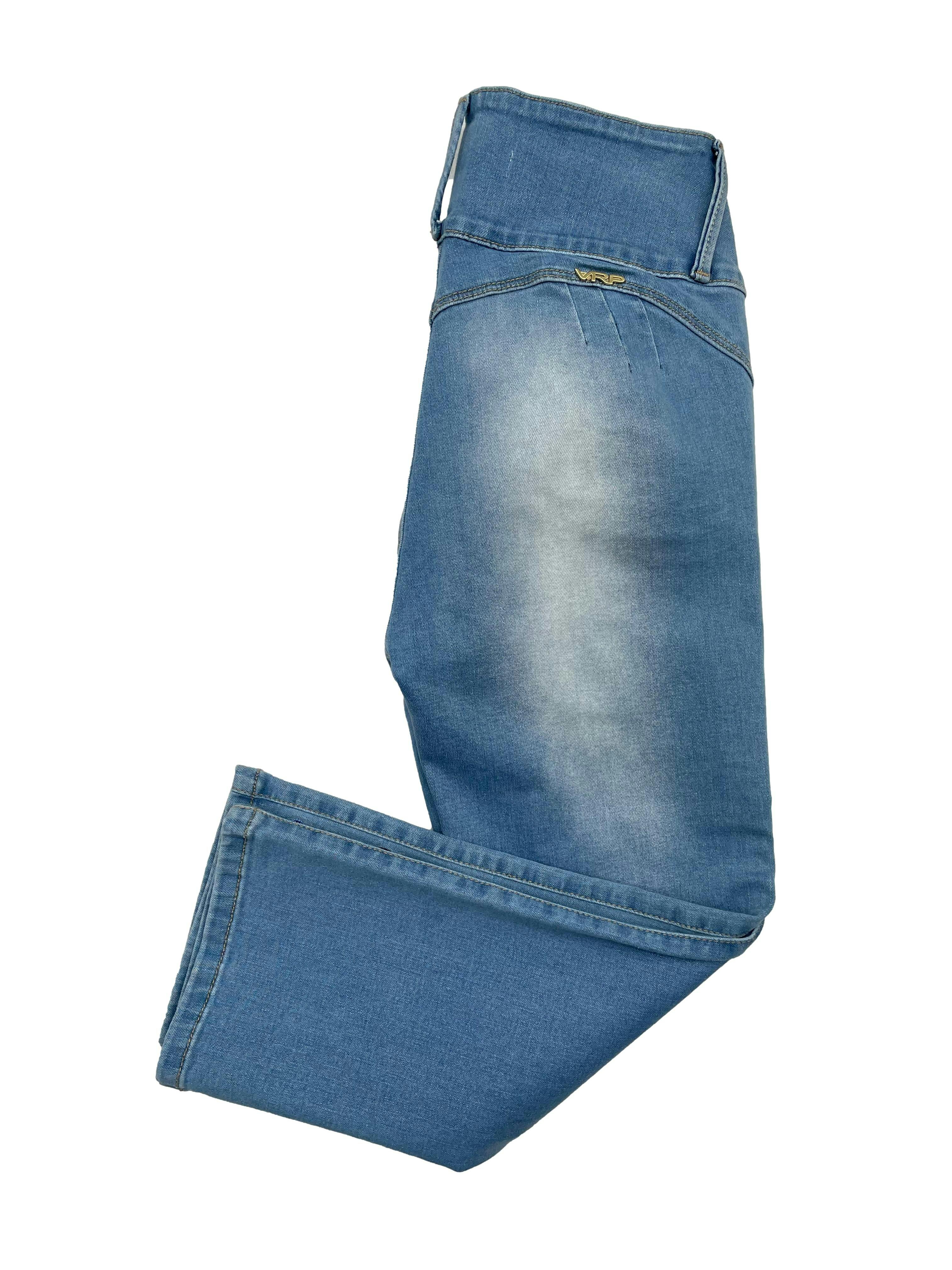 Jeans capri efecto lavado, tela stretch, pretina ancha, bolsillos, pinzas posteriores y bordado floral. Cintura 64cm sin estirar, Largo 75cm.