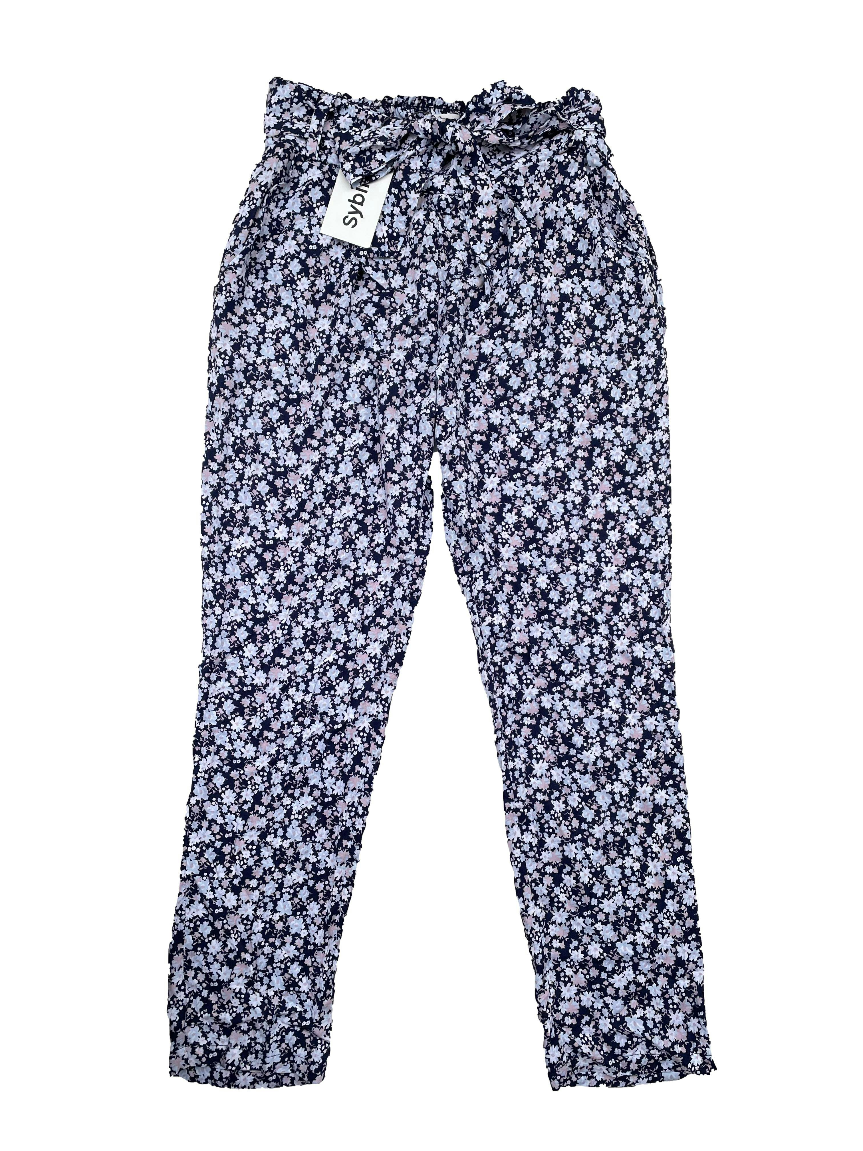 Pantalón Sybilla tela tipo chalis azul con flores, tiene bolsillos pretina panal de abeja, cinto y bolsillos. Cintura 70cm Largo 95cm. Nuevo con etiqueta