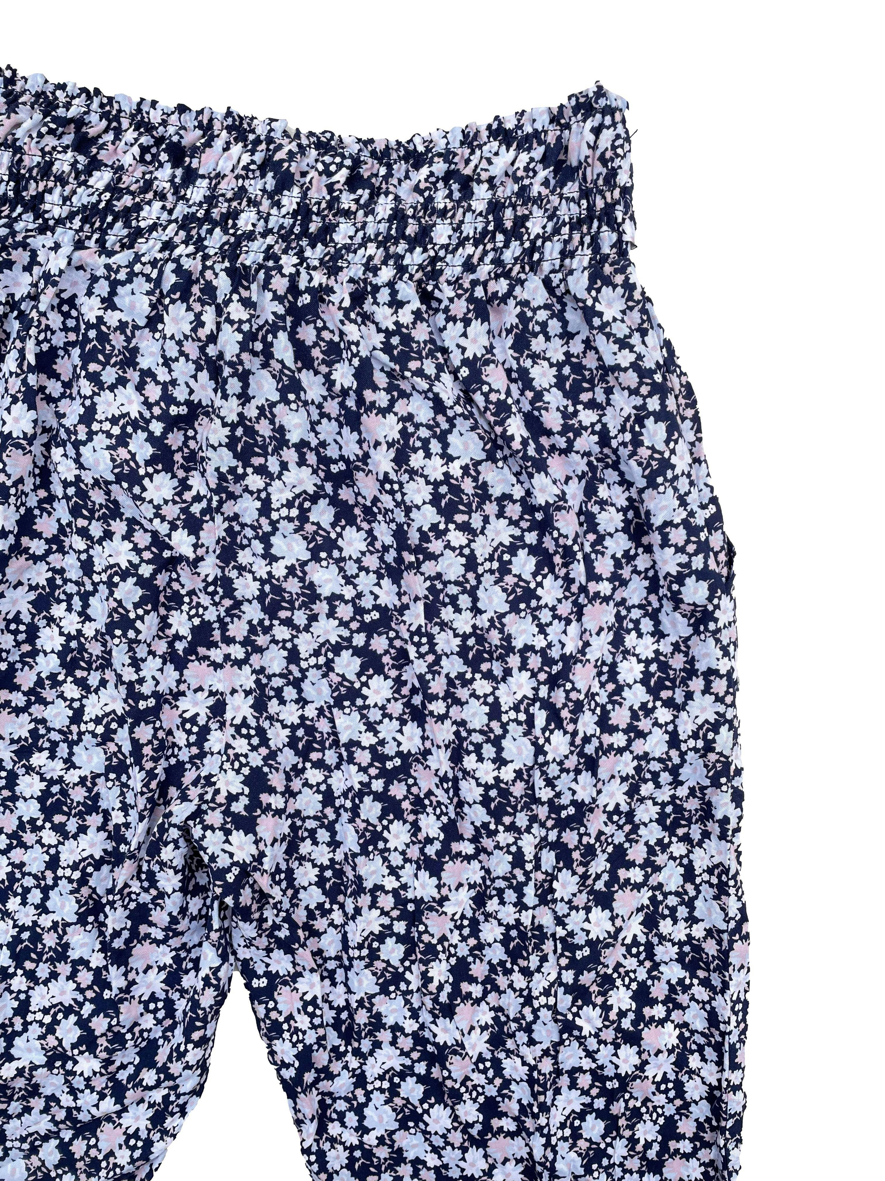 Pantalón Sybilla tela tipo chalis azul con flores, tiene bolsillos pretina panal de abeja, cinto y bolsillos. Cintura 70cm Largo 95cm. Nuevo con etiqueta