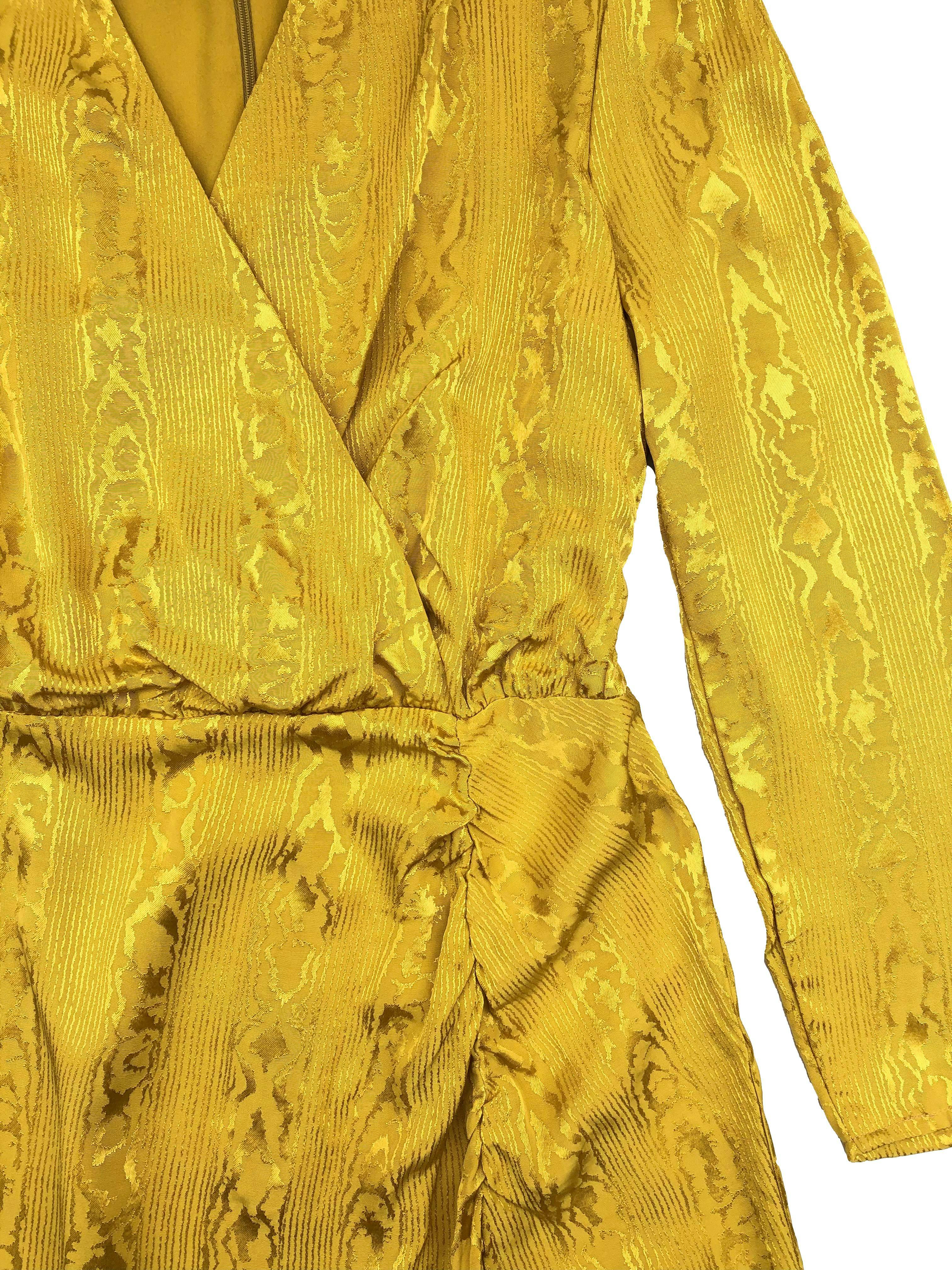 Vestido midi Warehouse amarillo con brocado satinado al tono, escote cruzado, cierre en la espalda y abertura en la pierna. Busto 100cm Cintura 80cm Largo 130cm