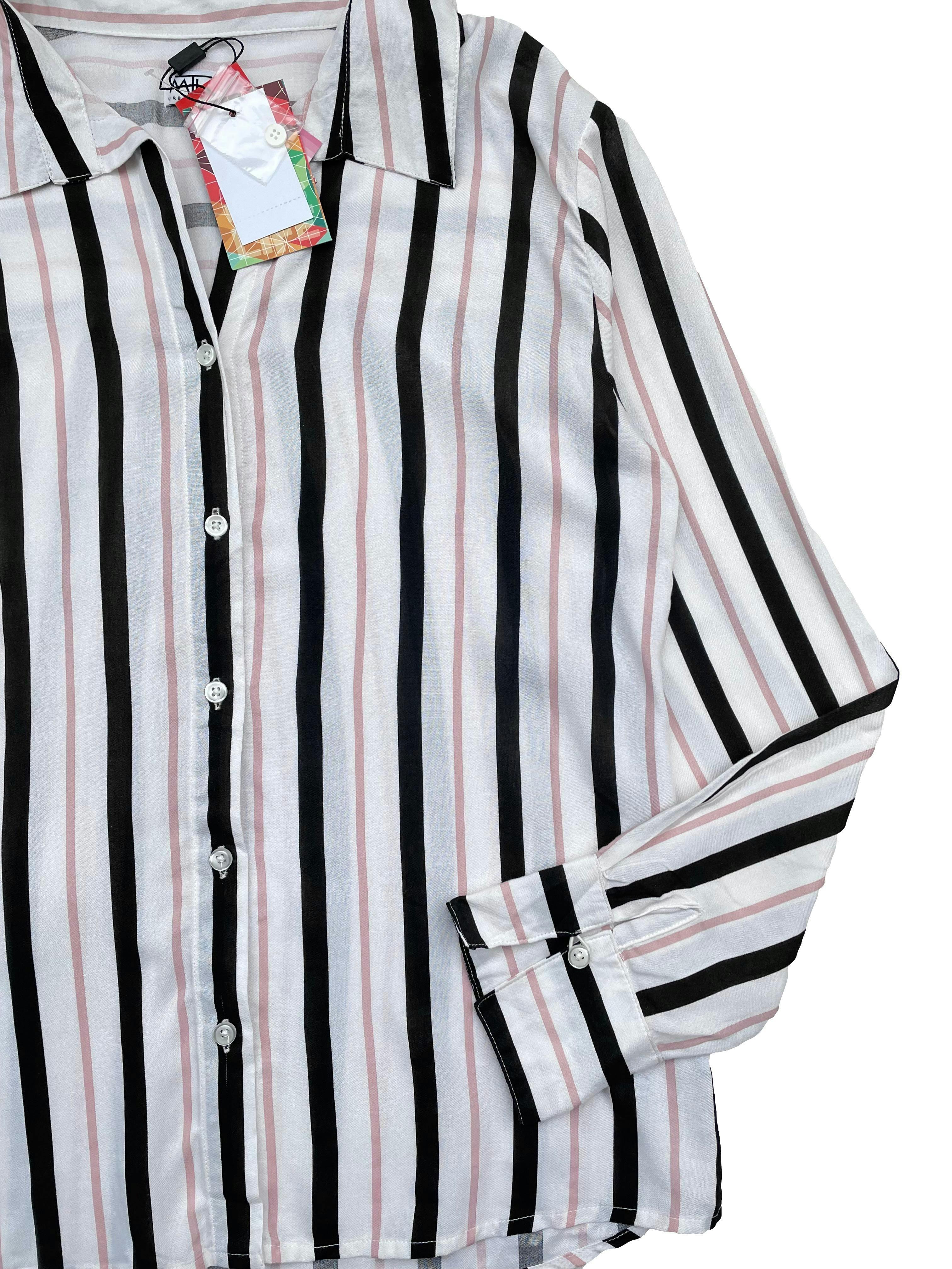 Camisa blanca a rayas negras y palo rosa, tela fresca, tiene botón de repuesto. Nueva con etiqueta. Busto 110cm, Largo 72cm. 
