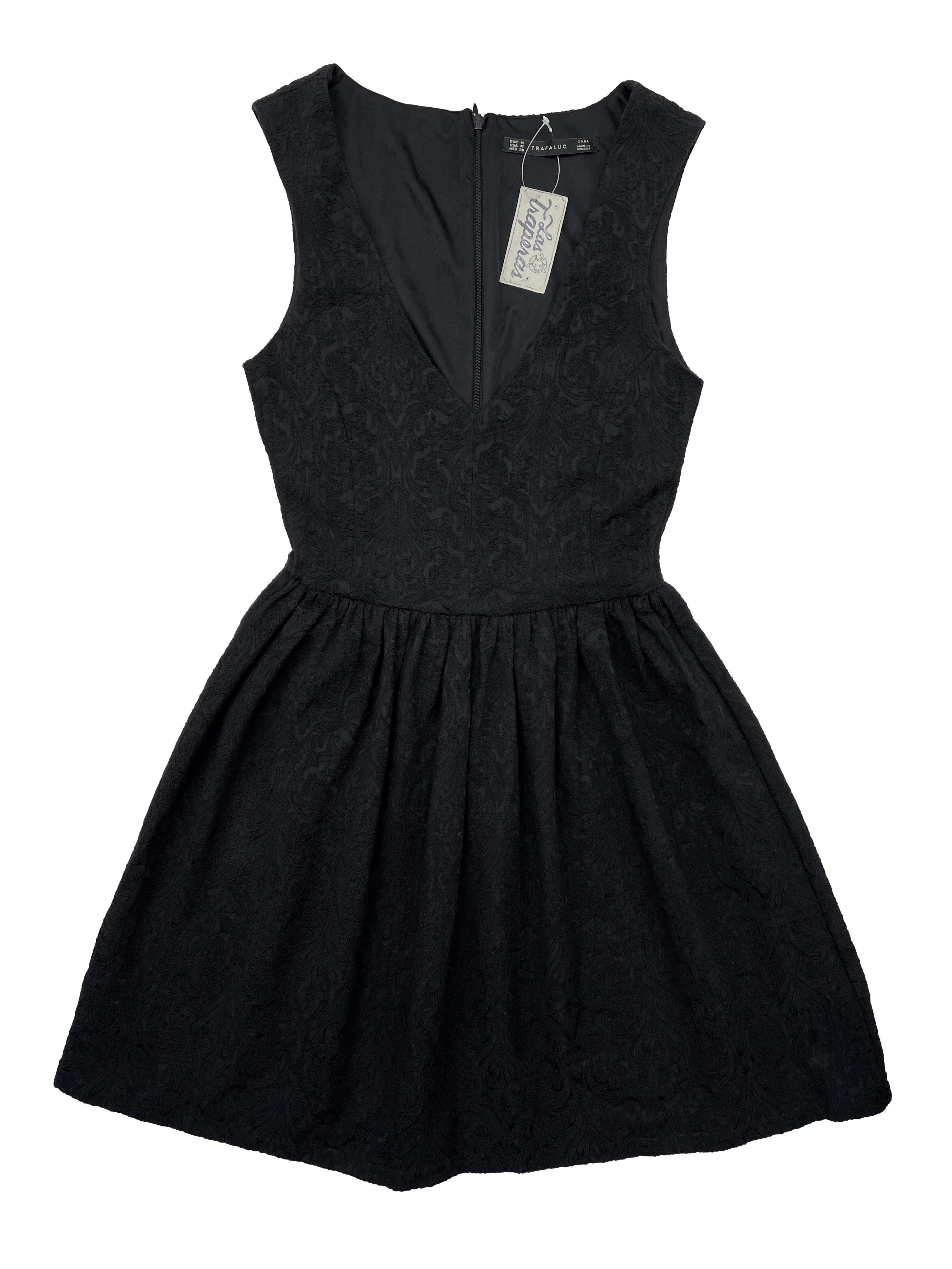 Vestido negro Zara corte princesa, textura tipo brocado, con forro ,escote en V y cierre invisible en espalda. Busto 80cm, Largo 84cm.