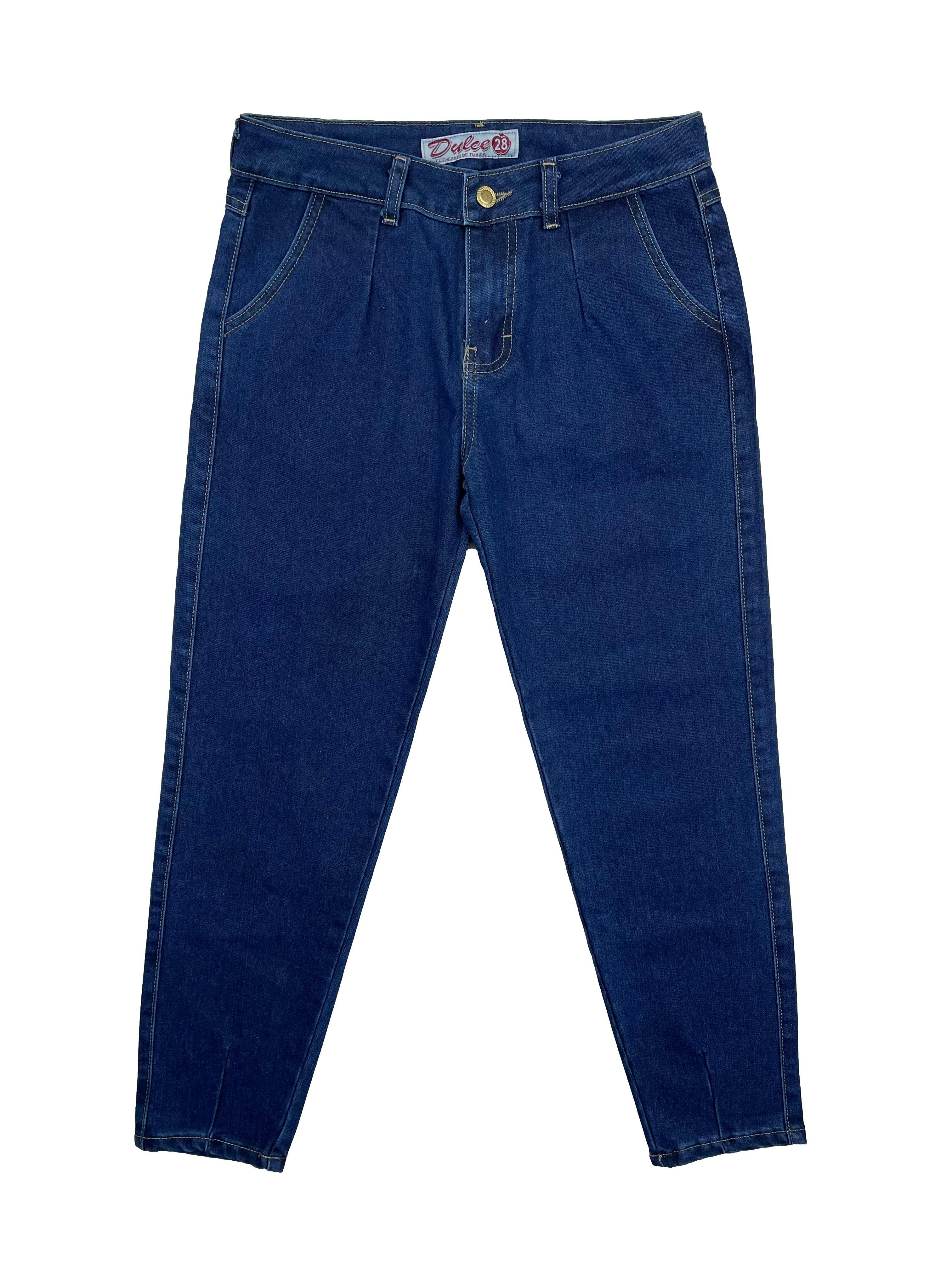 Jean azul con pinza delanteras, bolsillos adelante y atrás, con pinzas en la basta. Cintura: 72cm, Tiro: 25cm, Largo: 85cm