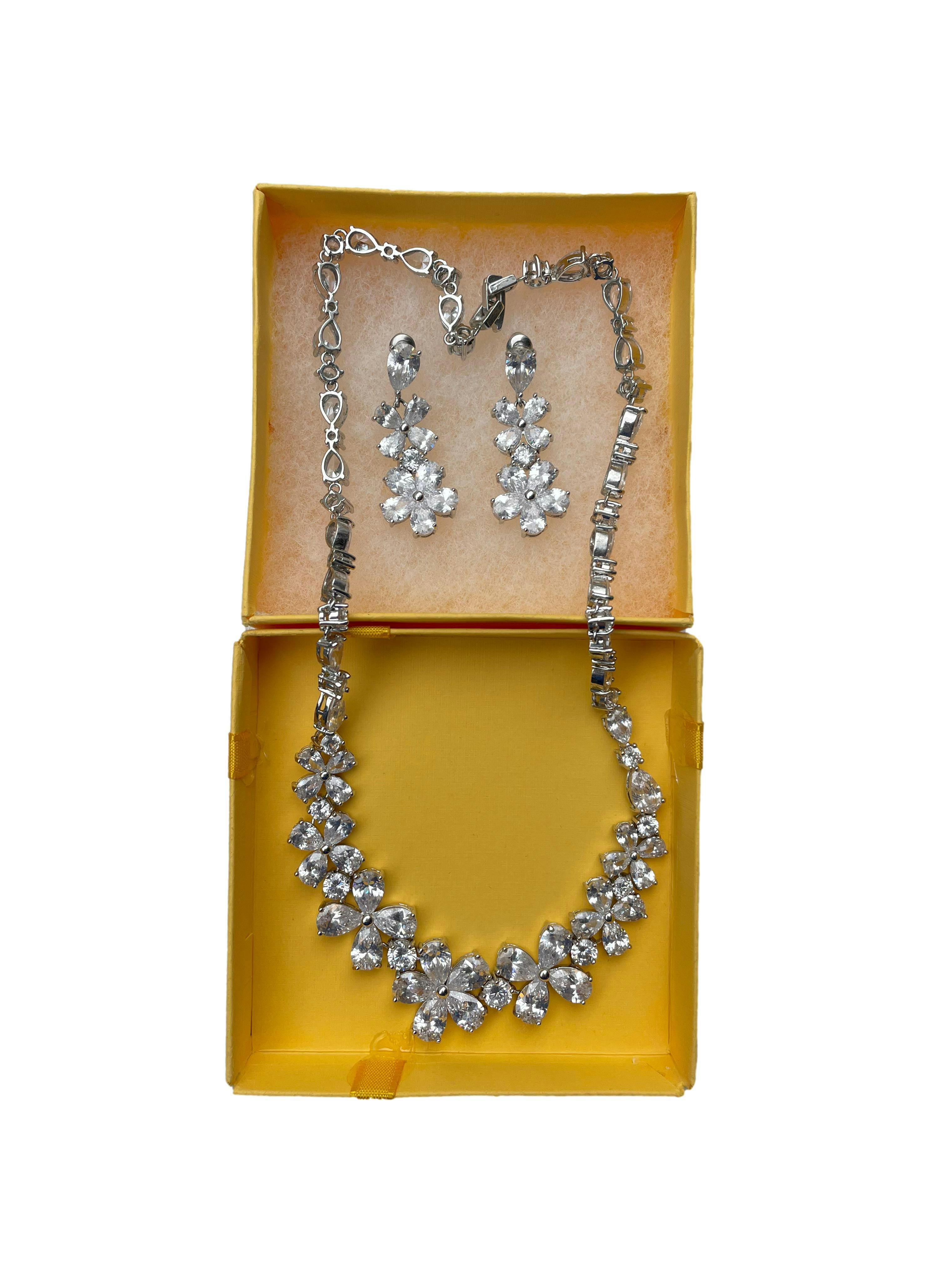 Set aretes y collar plateado con aplicaciones diamante. Largo aretes 4cm Largo collar 40cm 