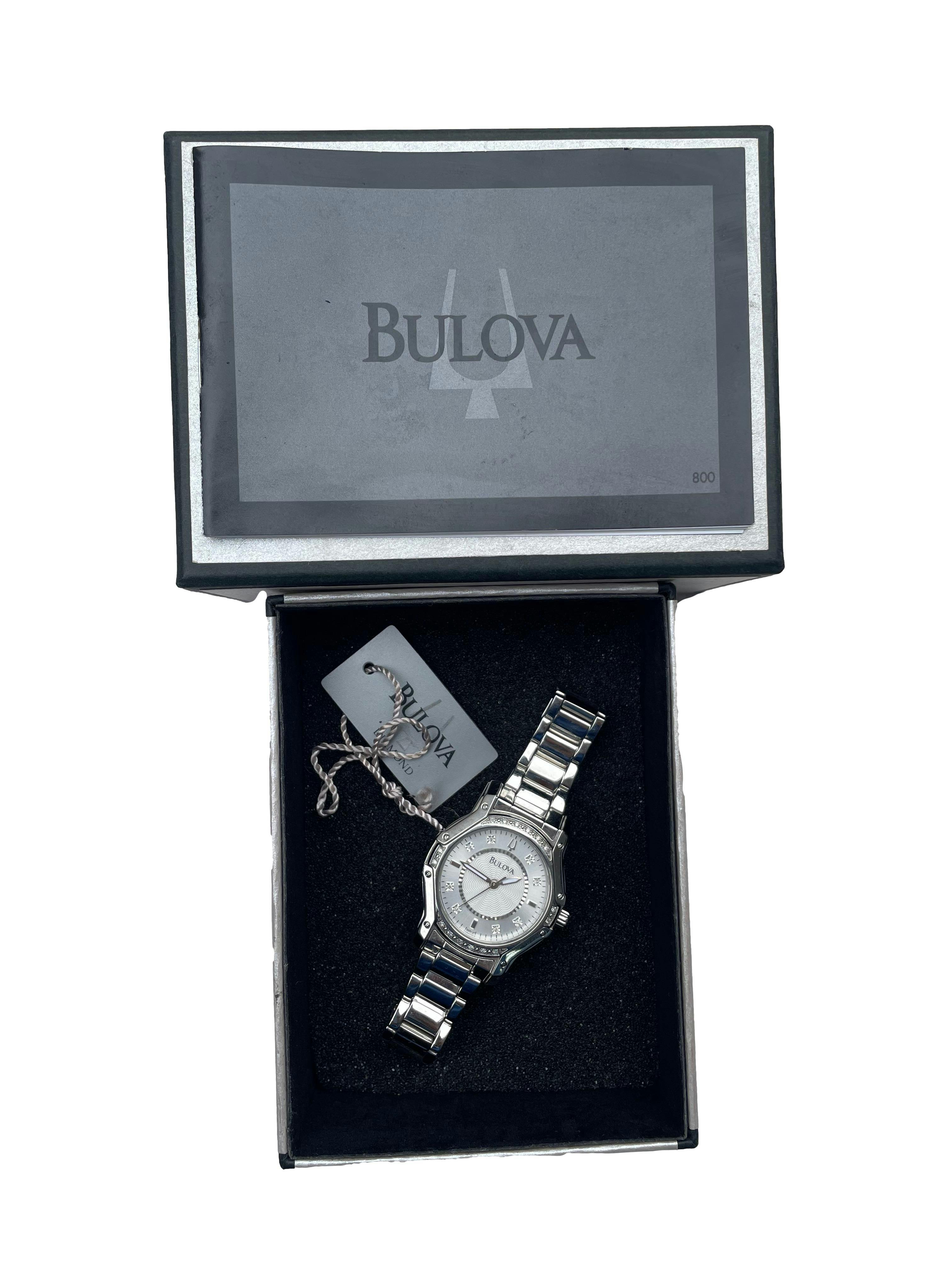 Reloj Bulova Diamond de acero inoxidable plateado, water resistant, stainless steel. Diámetro del reloj 3cm.