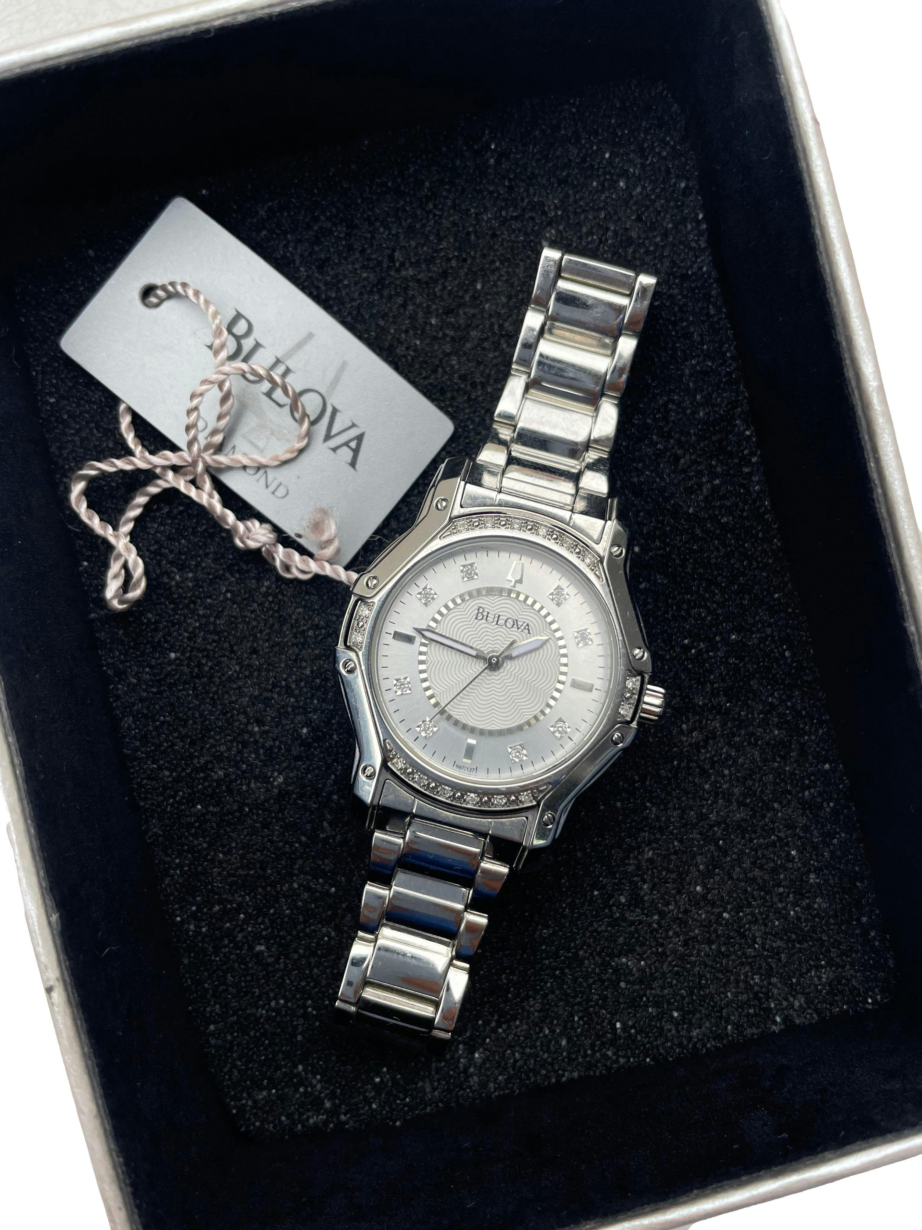 Reloj Bulova Diamond de acero inoxidable plateado, water resistant, stainless steel. Diámetro del reloj 3cm.