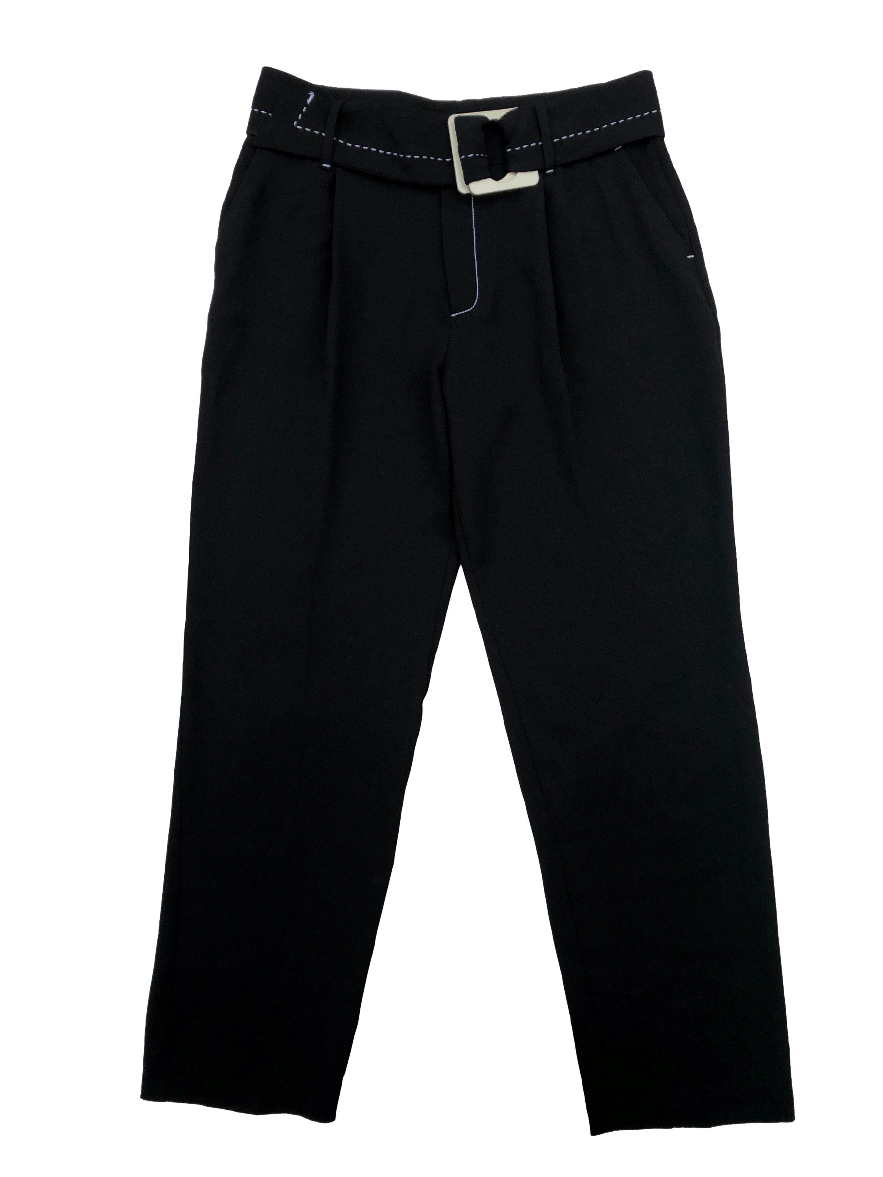 Pantalón formal Mango, con pliegues y cinturón, detalles de pespuntes en blanco, tiene bolsillos. Cintura 80cm, Tiro 30cm Largo 107cm