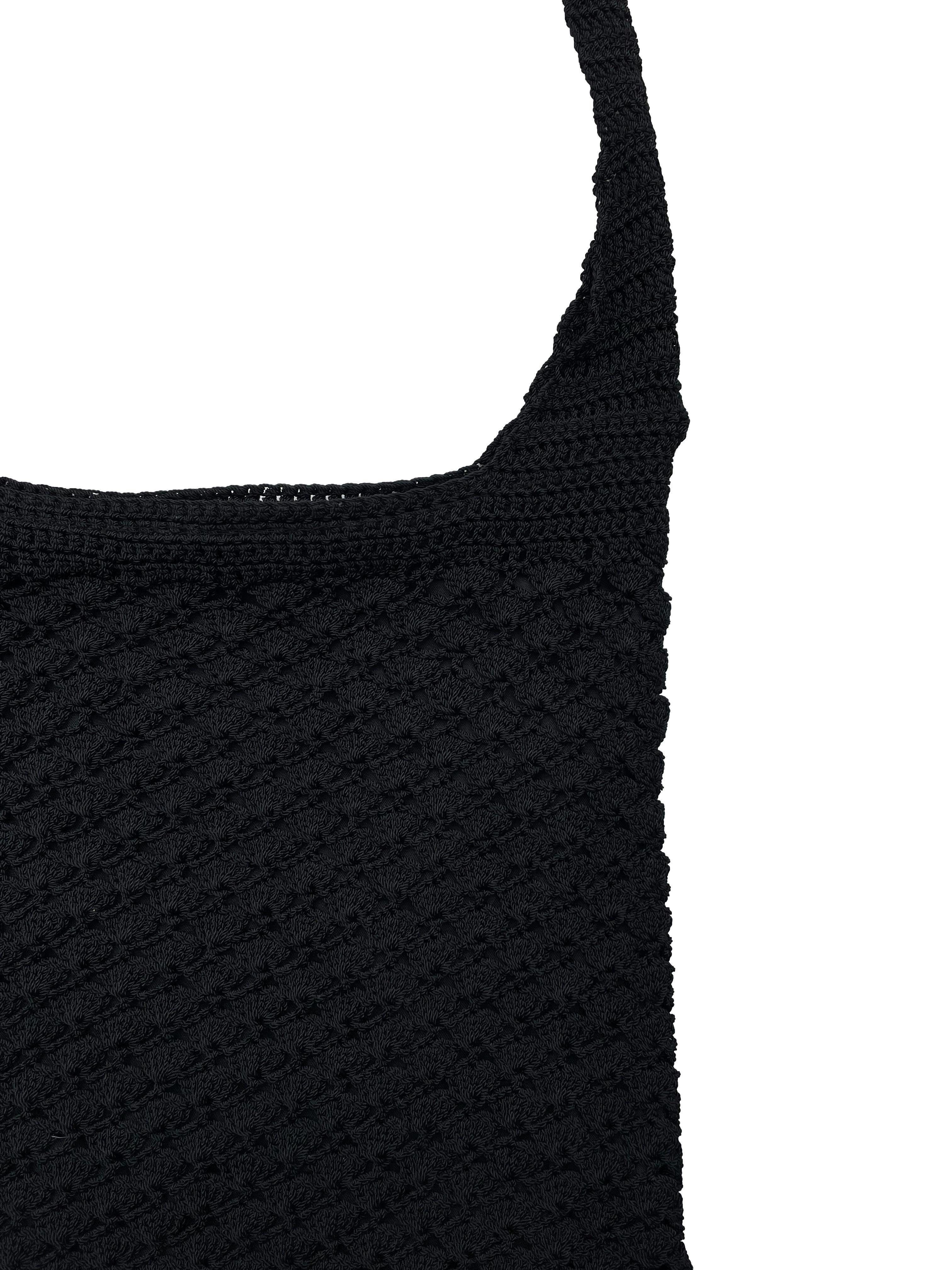 Cartera crossbody negra tejida a crochet con forro y cierre. Medidas 29x31cm