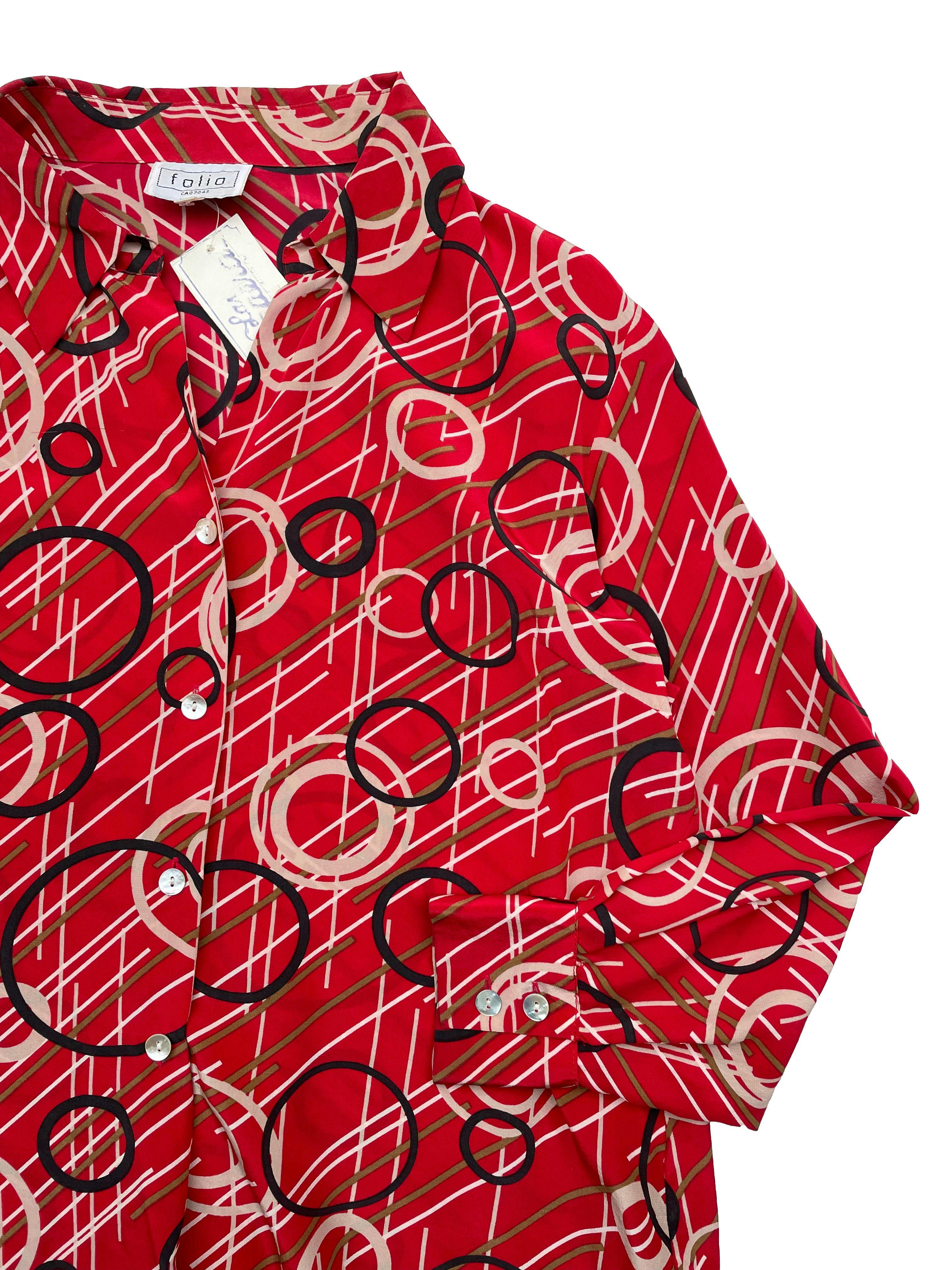 Blusa vintage de 100% seda roja con estampado geométrico, botones nacarados. Busto 110cm, Largo 55cm.