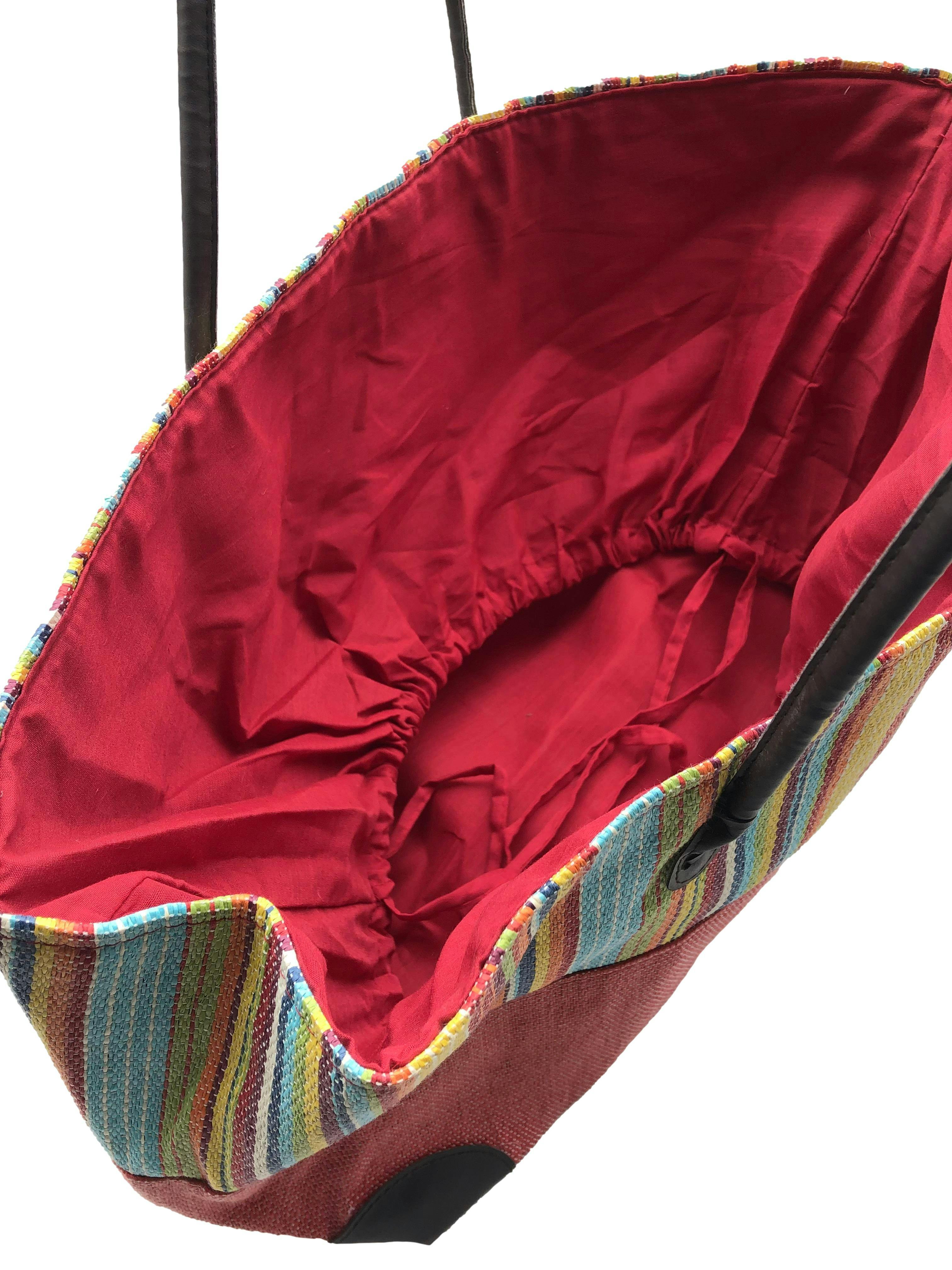 Bolso playero de colores con asas y esquinas de cuerina marrón. Nuevo con etiqueta. Medidas 50x30x22cm