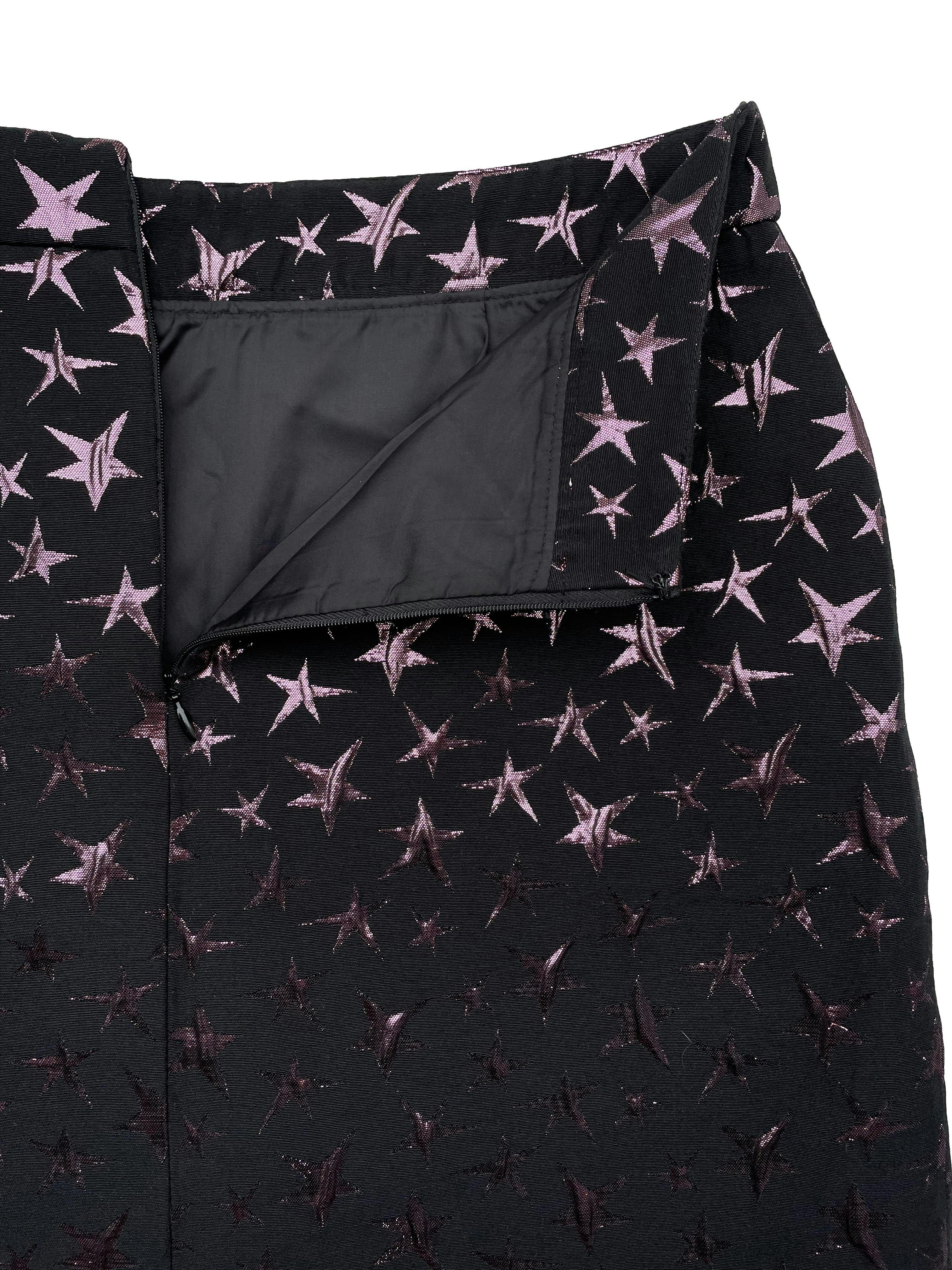 Falda estructurada Warehouse negra con estrellas metalizadas, forrada y con cierre posterior. Cintura 76cm Largo 47cm