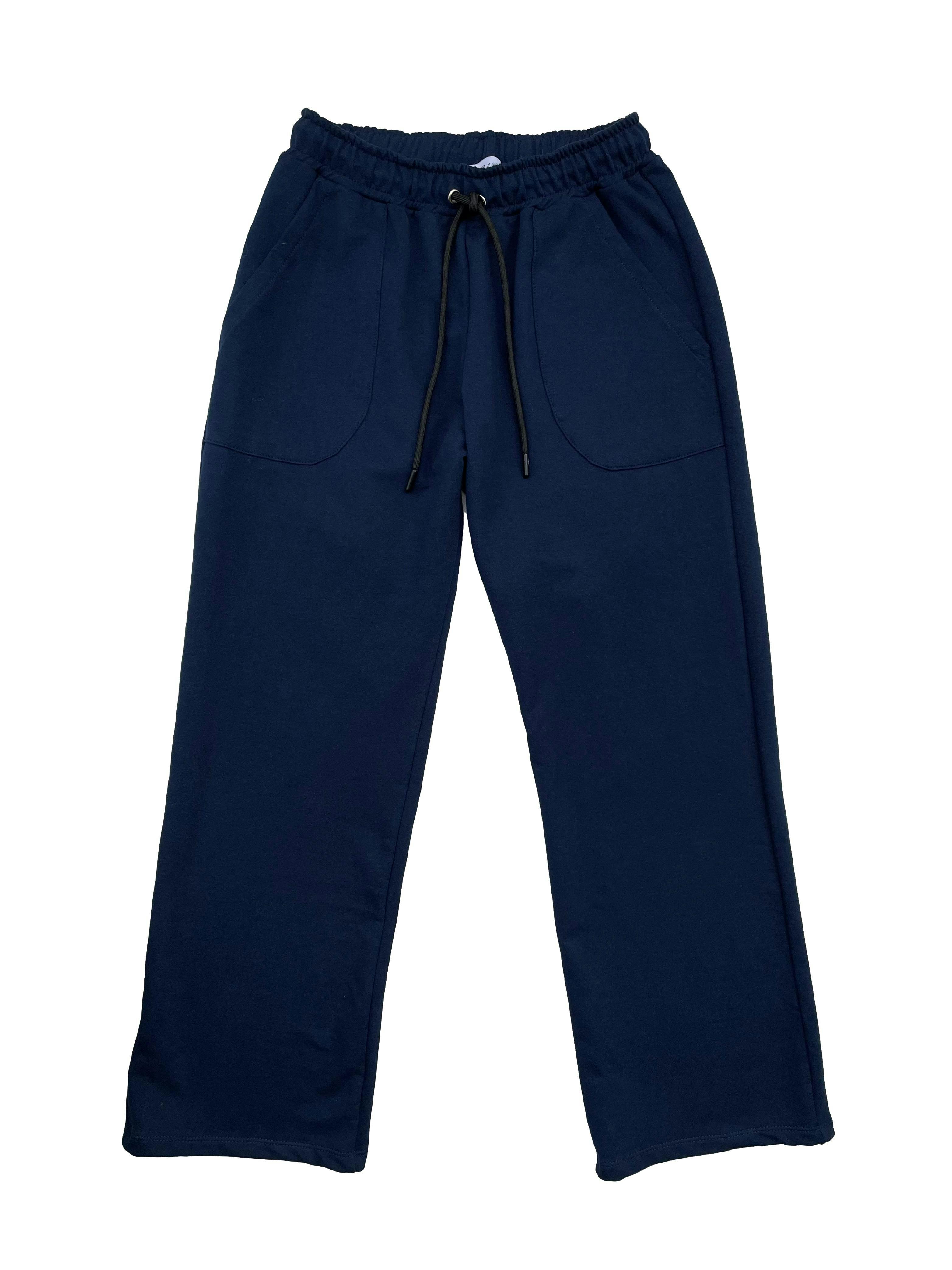 Pantalón recto de franela azul marino, pretina elástica con cordones y bolsillos frontales. Cintura 66cm sin estirar, Largo 96cm.