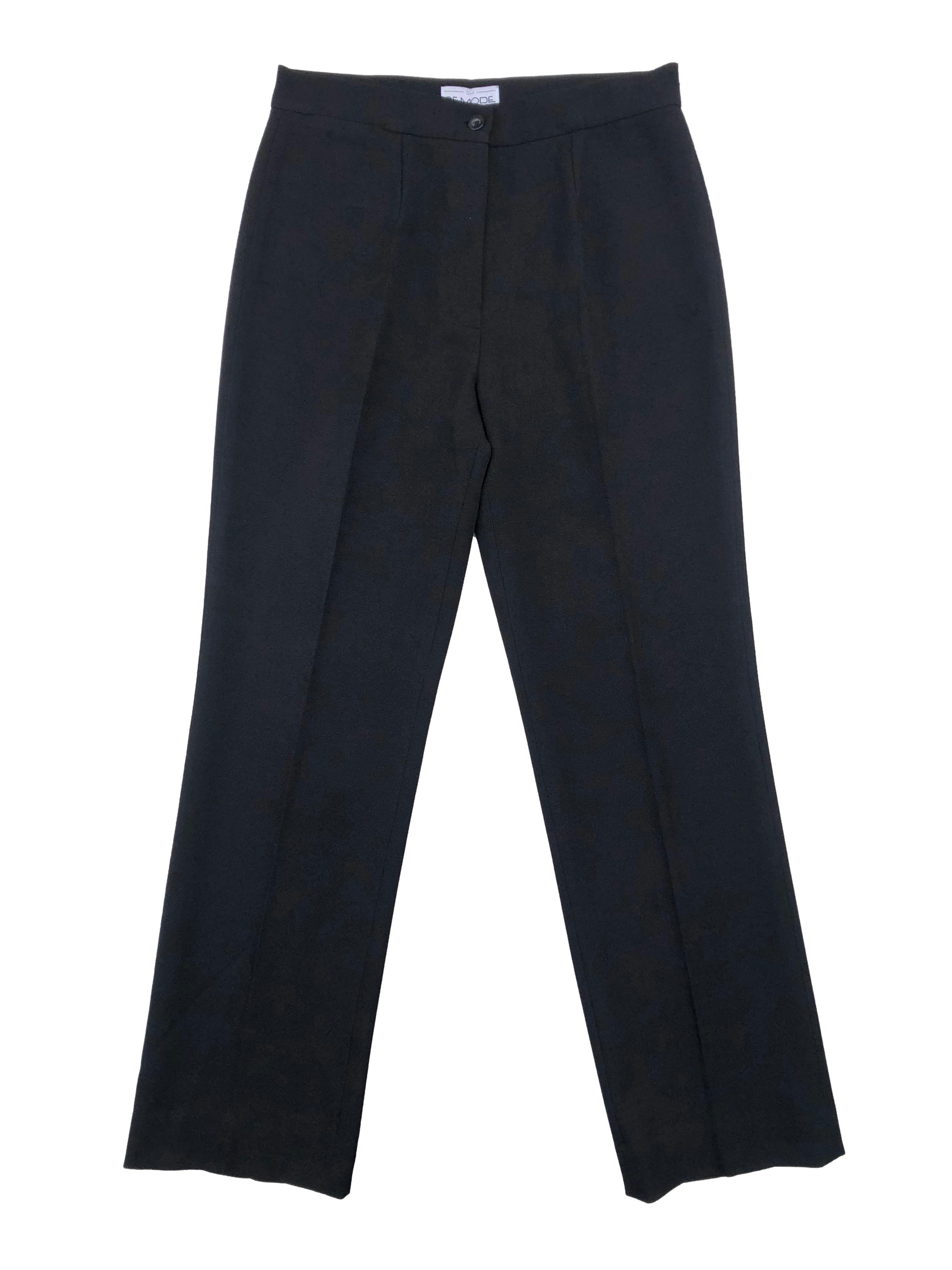 Pantalón formal negro con cierre botón y bolsillos secreto delantero, corte slim. Cintura 72cm Tiro 28cm Largo 98cm