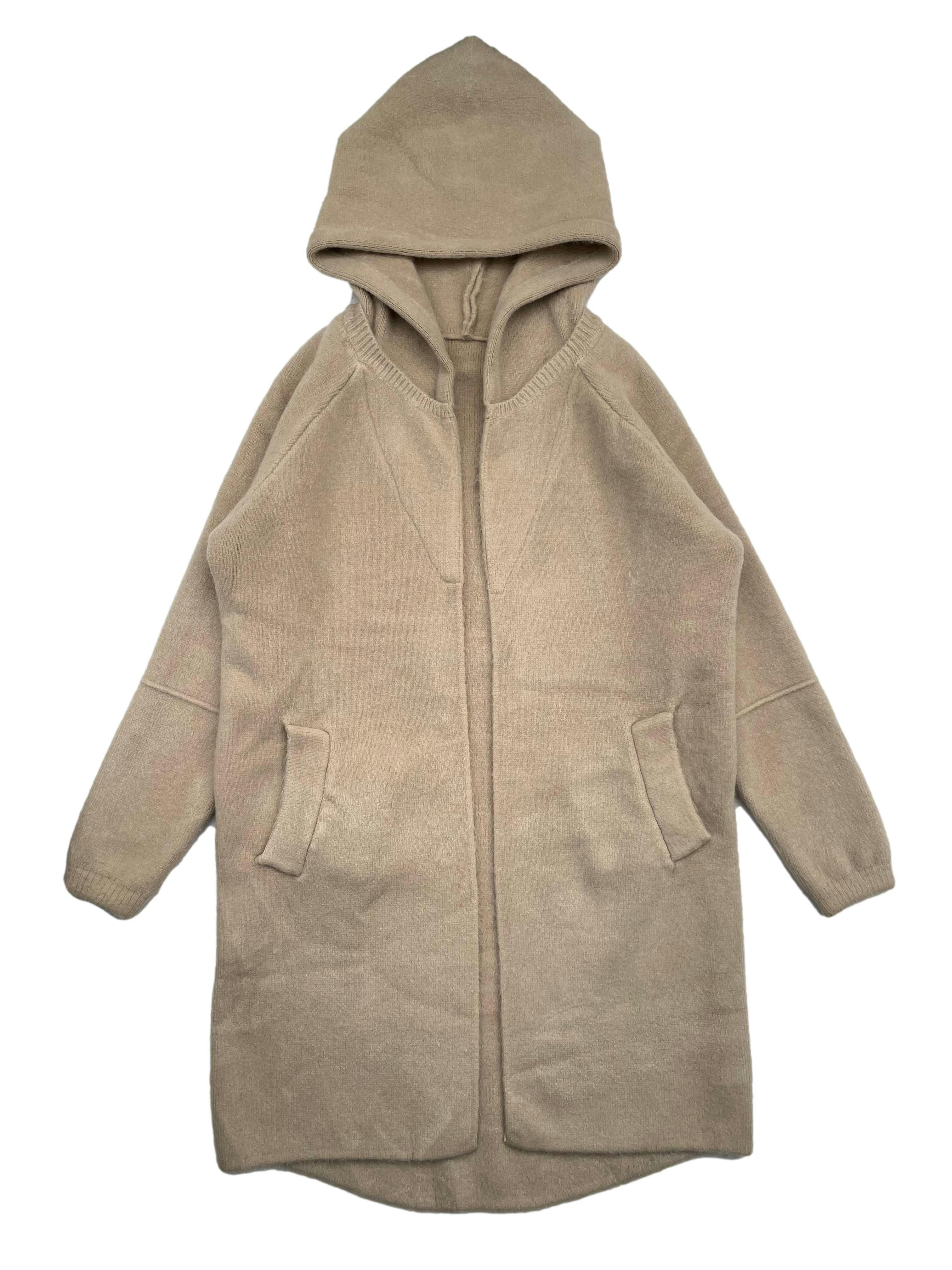 Abrigo beige tejido cerrado, modelo abierto con capucha y bolsillos frontales. Tiene estructura y es pesado, muy abrigor. Busto 116cm, Largo 88cm.