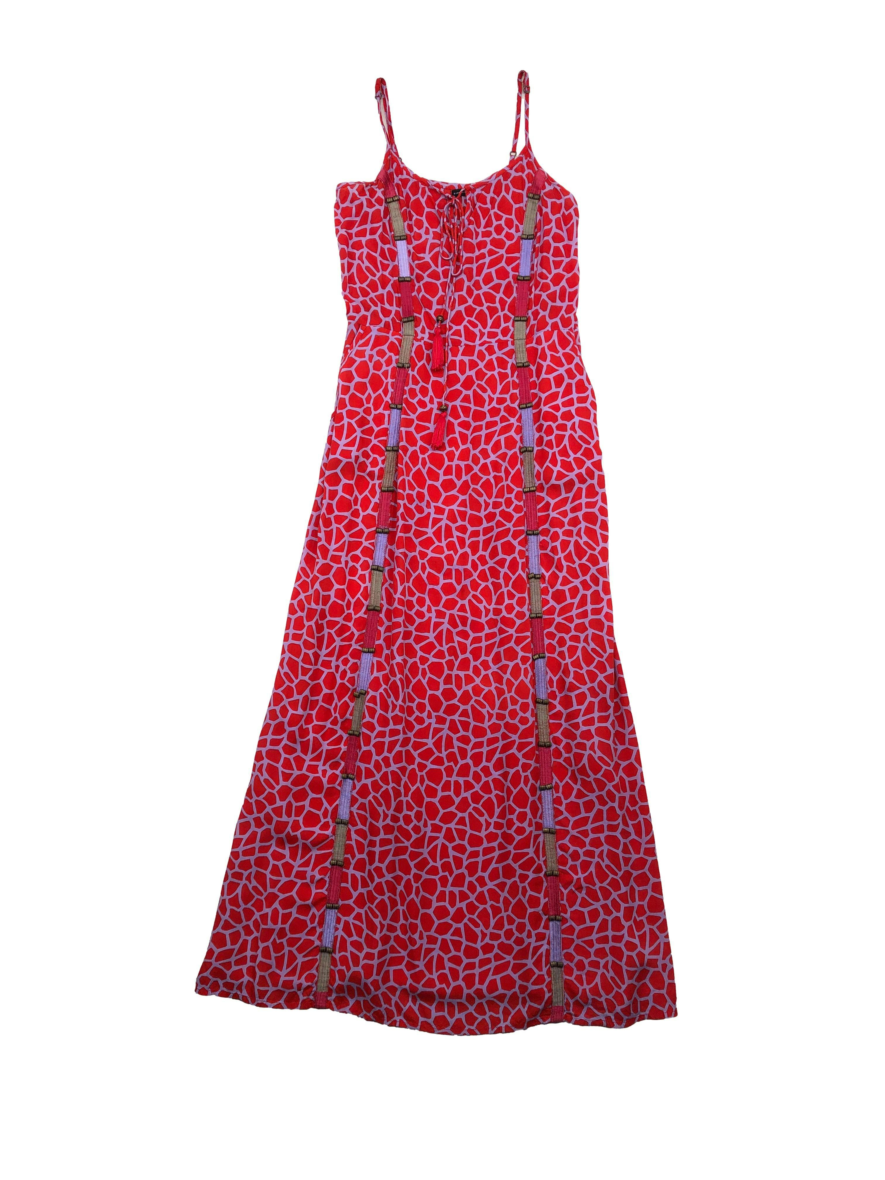 Vestido Zingara lila con estampado rojo, bordado y aplicaciones a lo largo, tiritas regulables y cintura elástica atrás, tela tipo chalis. Busto 90-96cm Largo 135cm