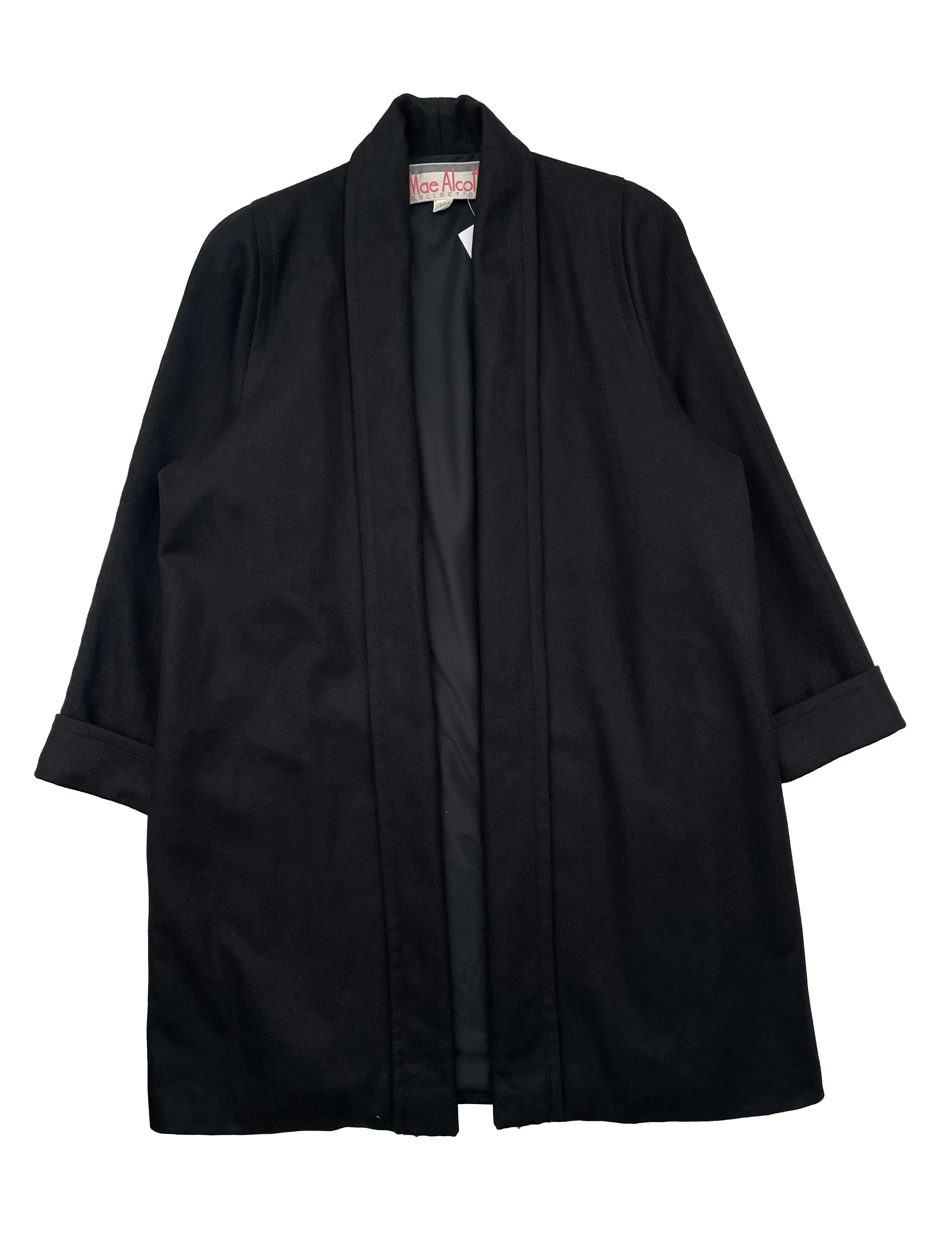Saco negro Mae Alcott de paño, modelo abierto con forro, hombreras y bolsillos laterales. Busto 150cm, Largo 100cm.
