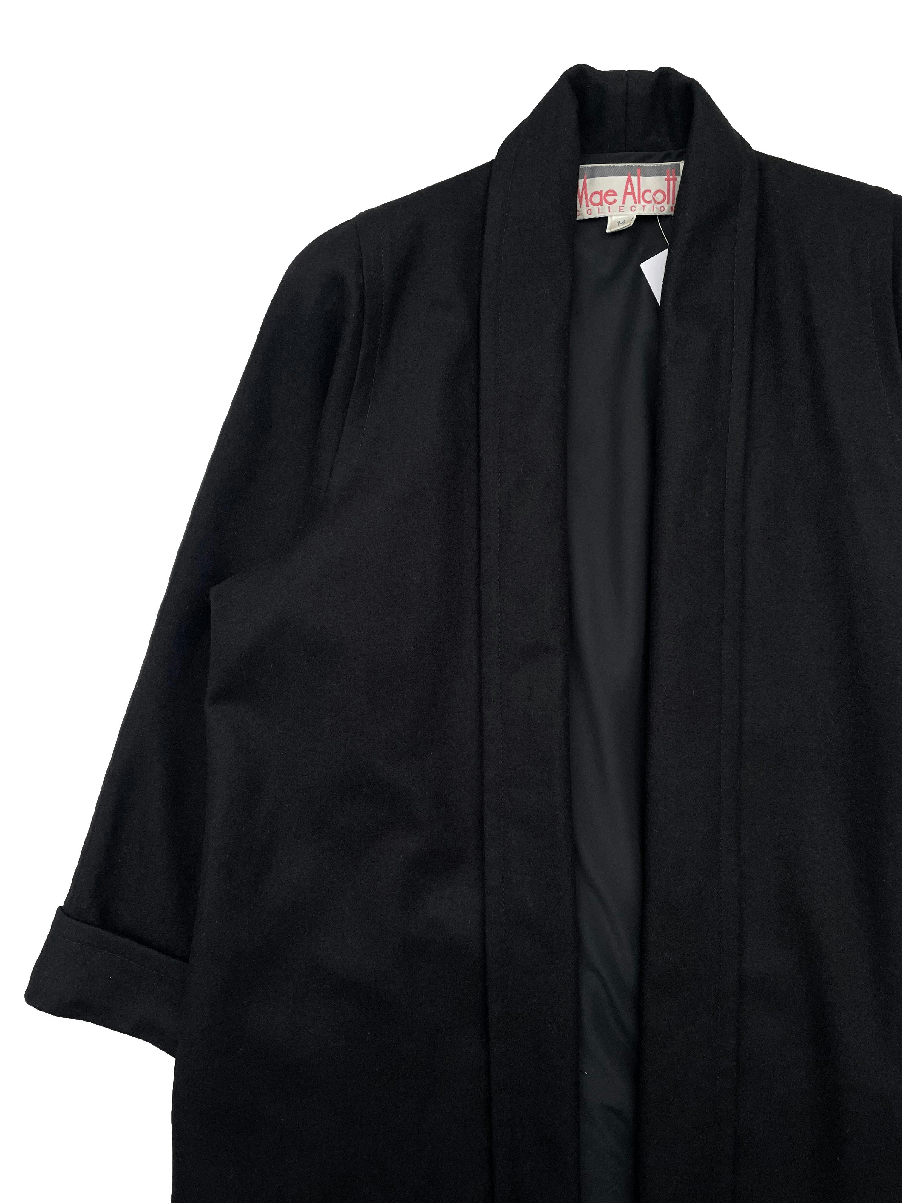 Saco negro Mae Alcott de paño, modelo abierto con forro, hombreras y bolsillos laterales. Busto 150cm, Largo 100cm.