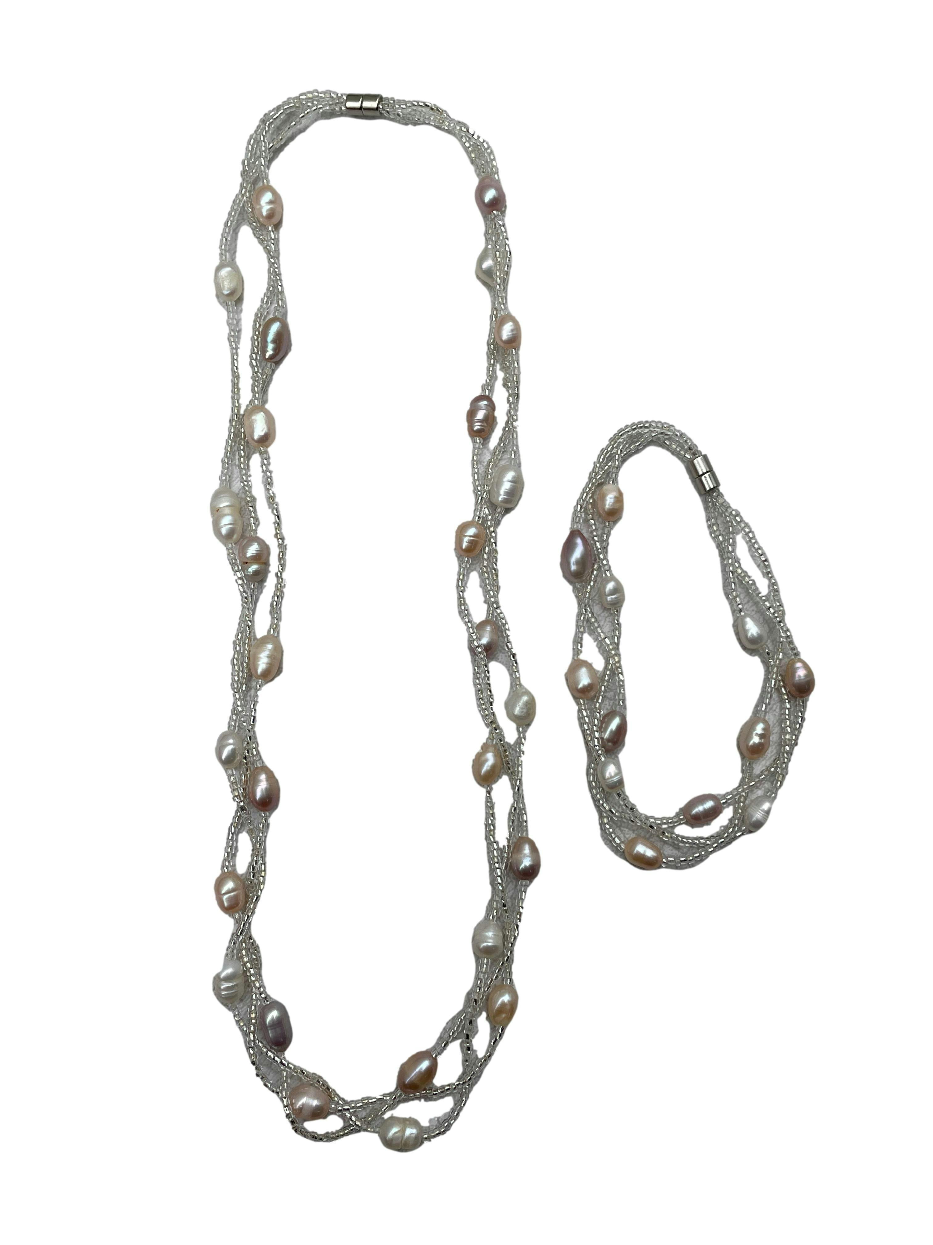Set collar y pulsera de tres filas con mostacillas y perlas de rio, cierre imantado. Largo collar 46cm, largo pulsera 19cm.