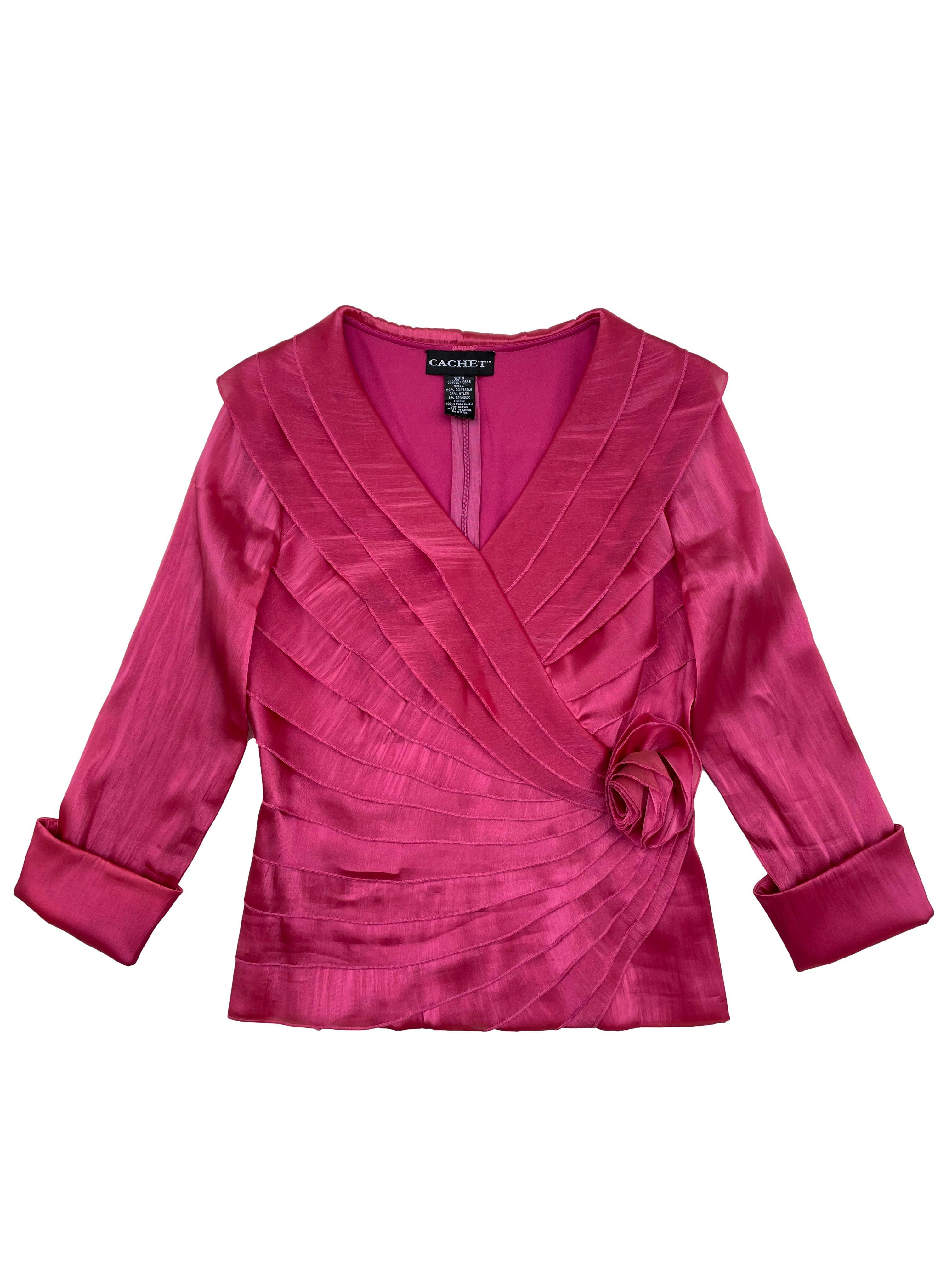 Blusa vintage Cachet de raso fucsia satinado, escote cruzado con rosa, forro y cierre posterior invisible. Busto 100cm, Largo 58cm.